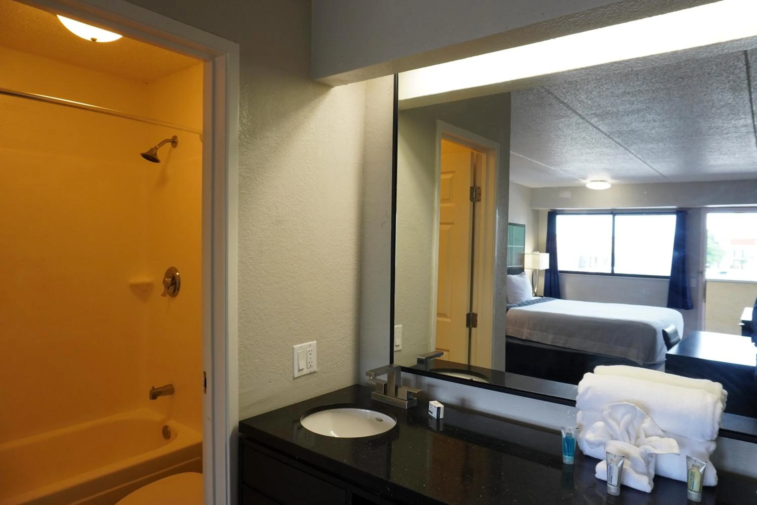 Bed in Boardwalk Suites Baton Rouge