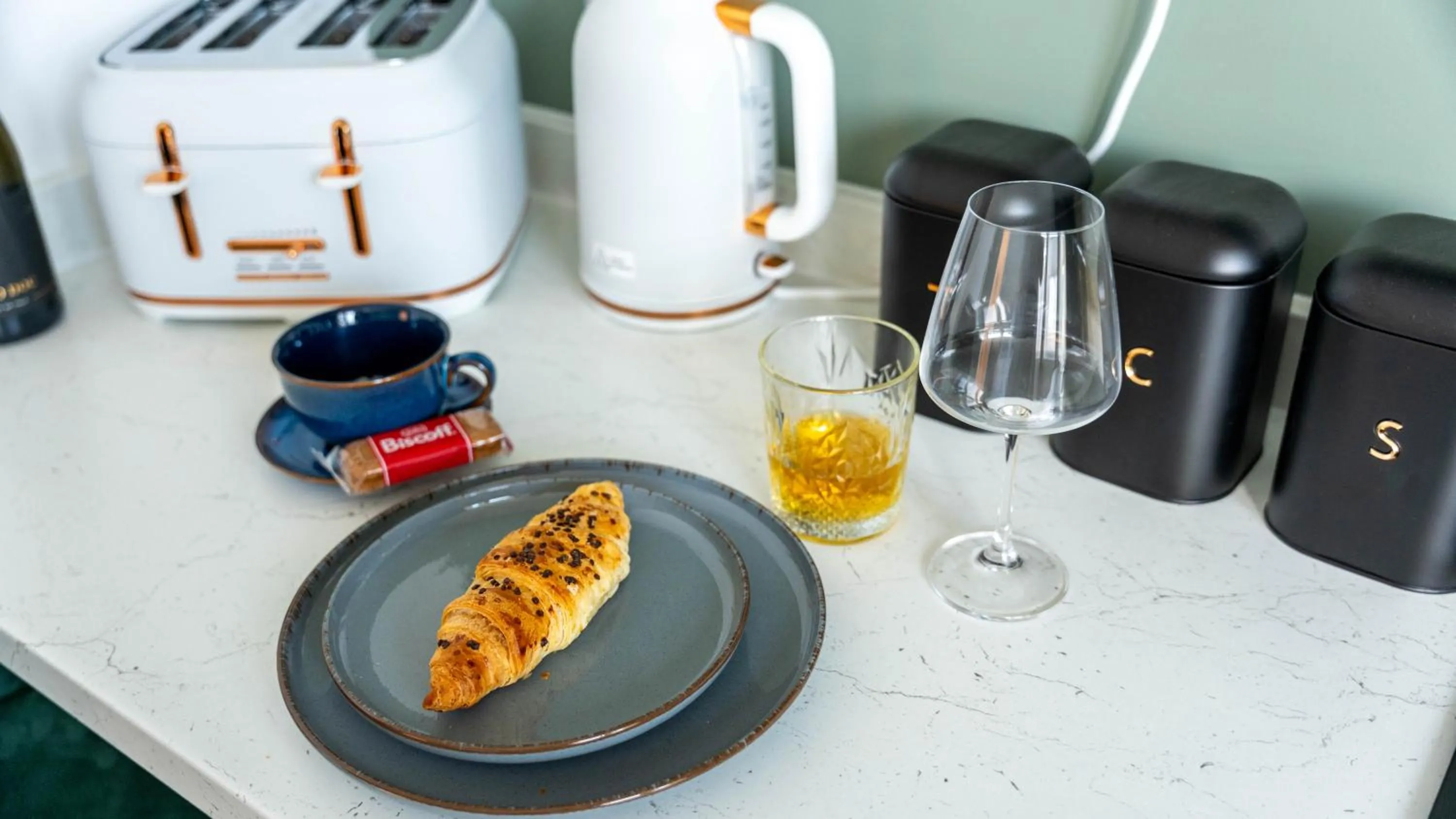 Kitchen or kitchenette in Bowles Hotels