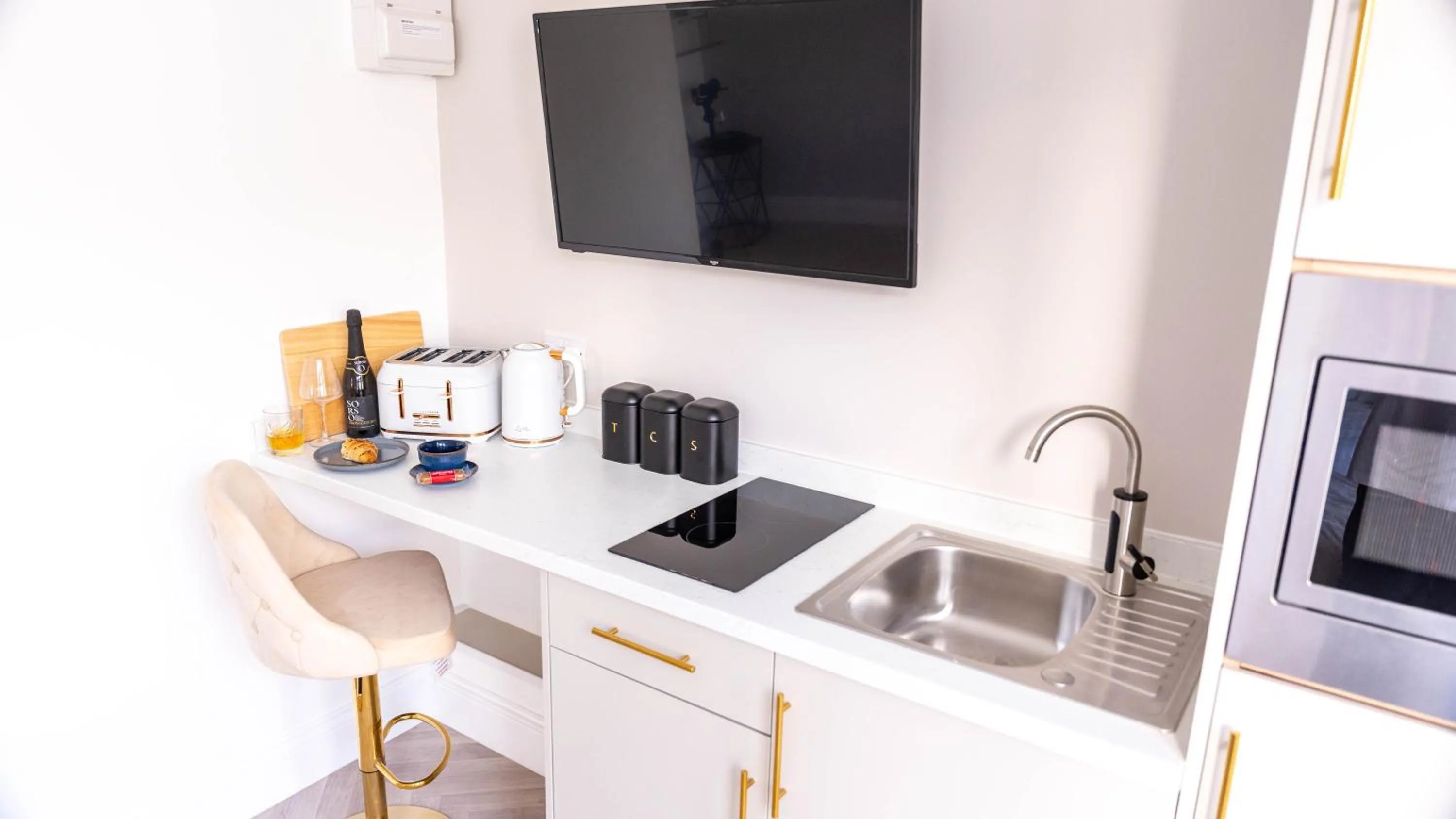 TV and multimedia in Bowles Hotels