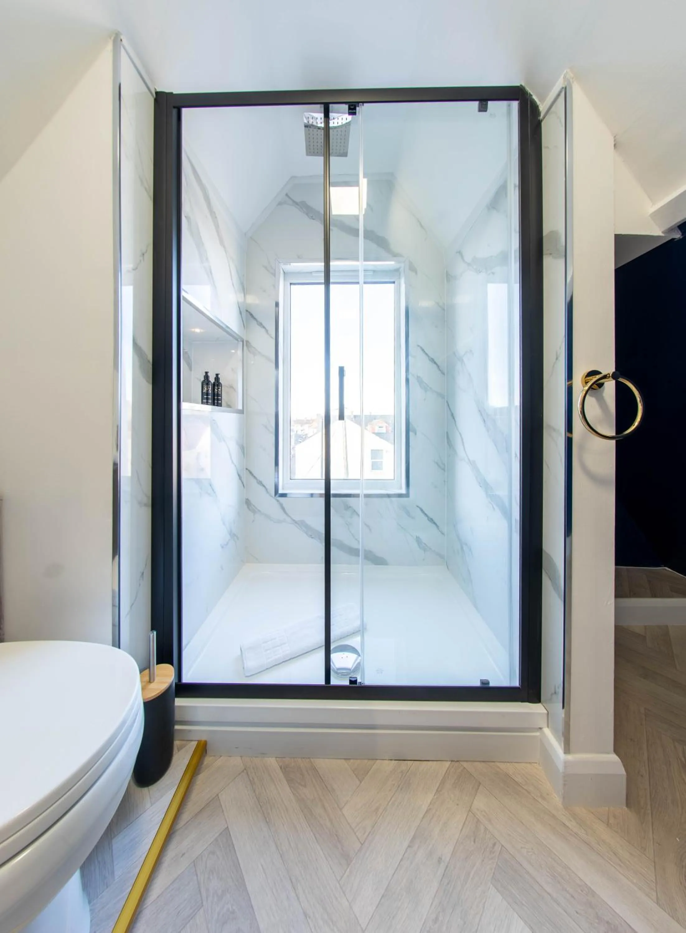 Shower in Bowles Hotels