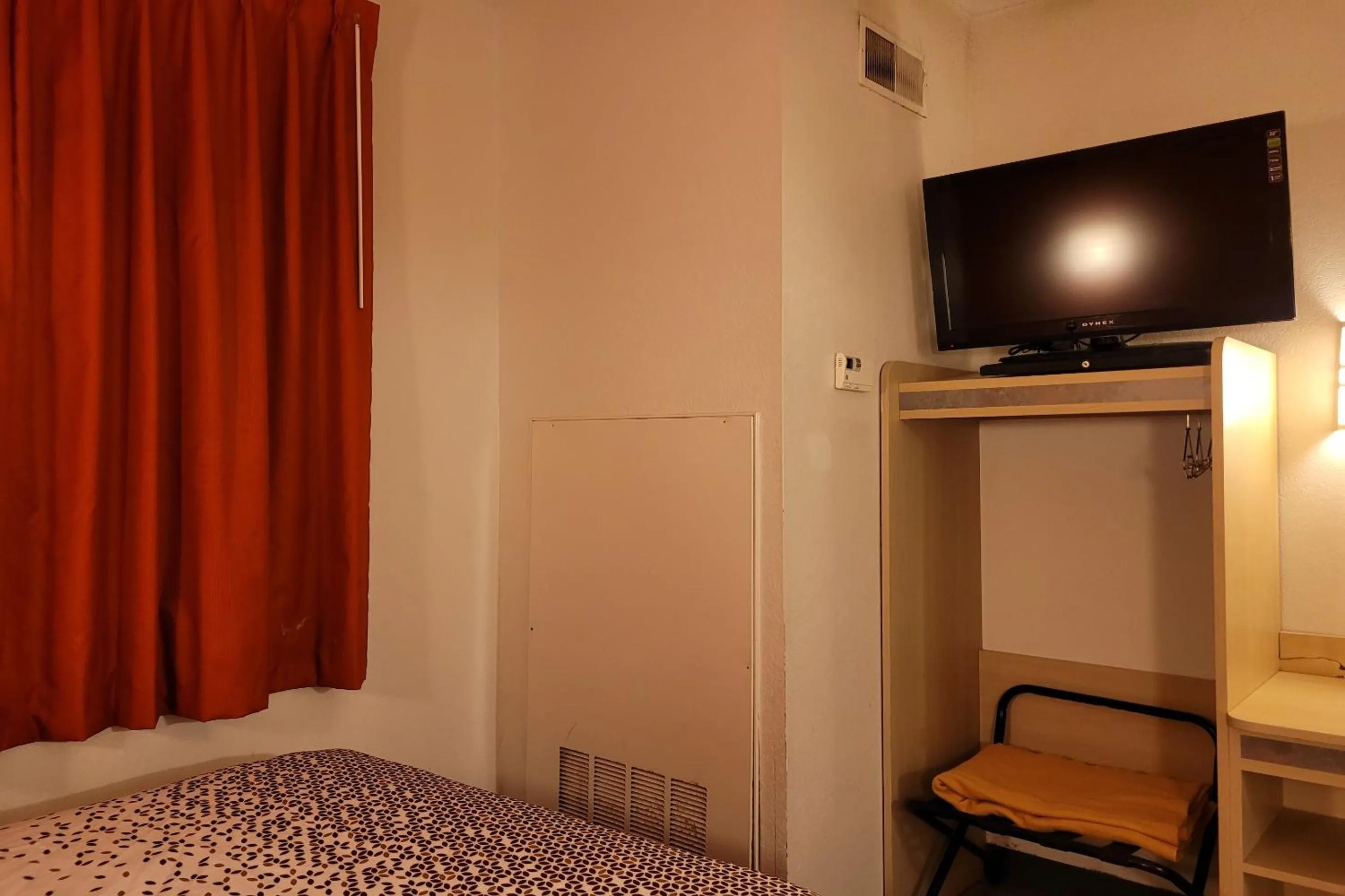 Bedroom, Bed in Modern Stay 39 Lakeview By OYO Minonk