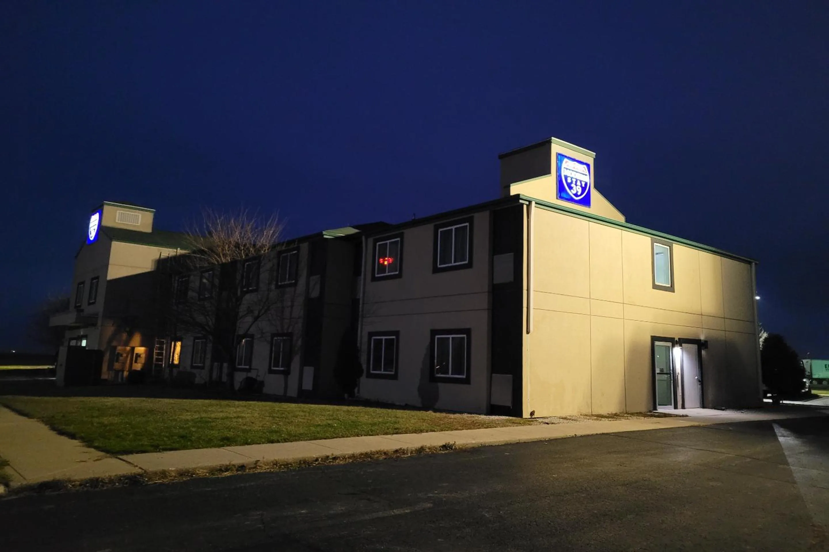 Facade/entrance in Modern Stay 39 Lakeview By OYO Minonk