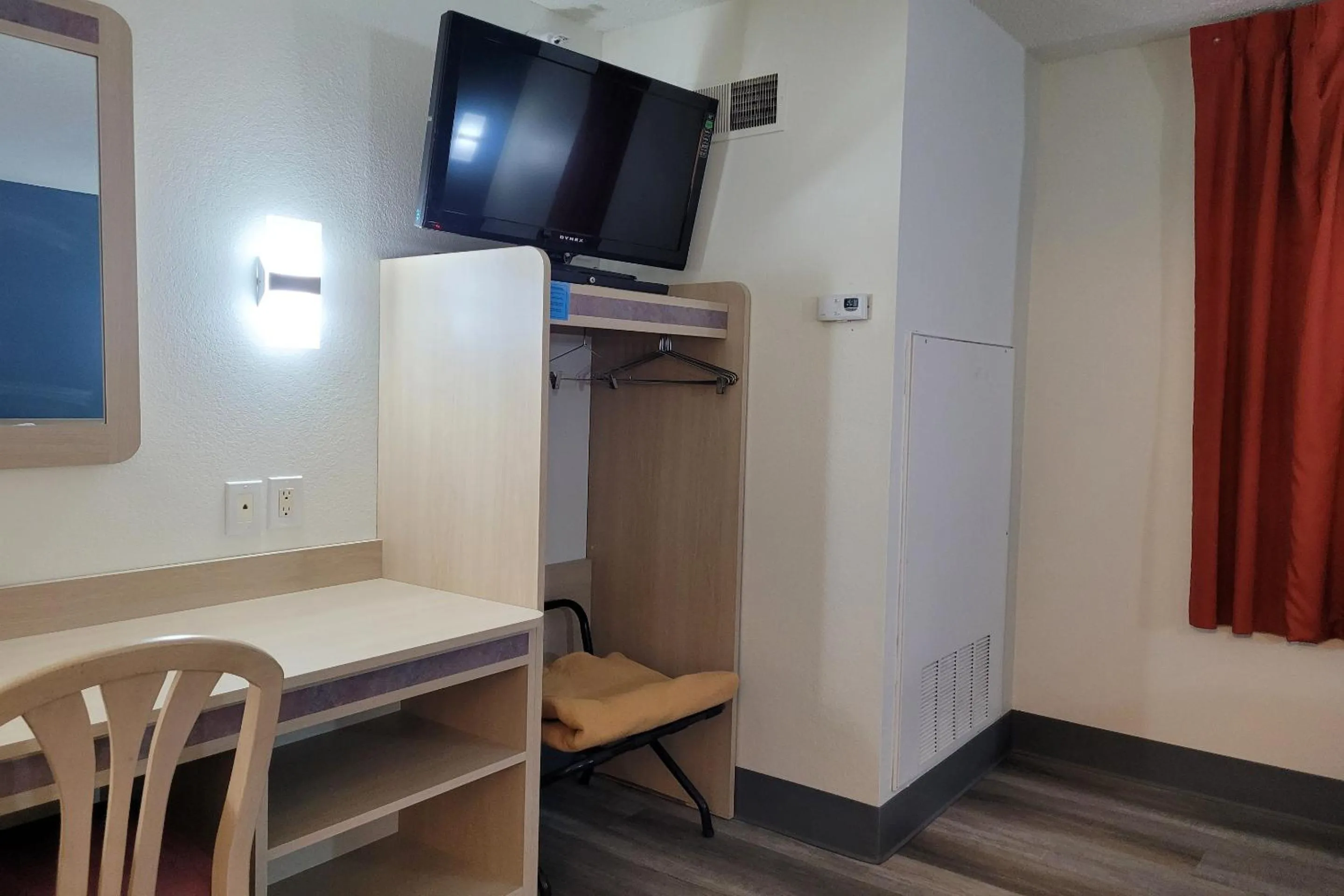 Bedroom in Modern Stay 39 Lakeview By OYO Minonk