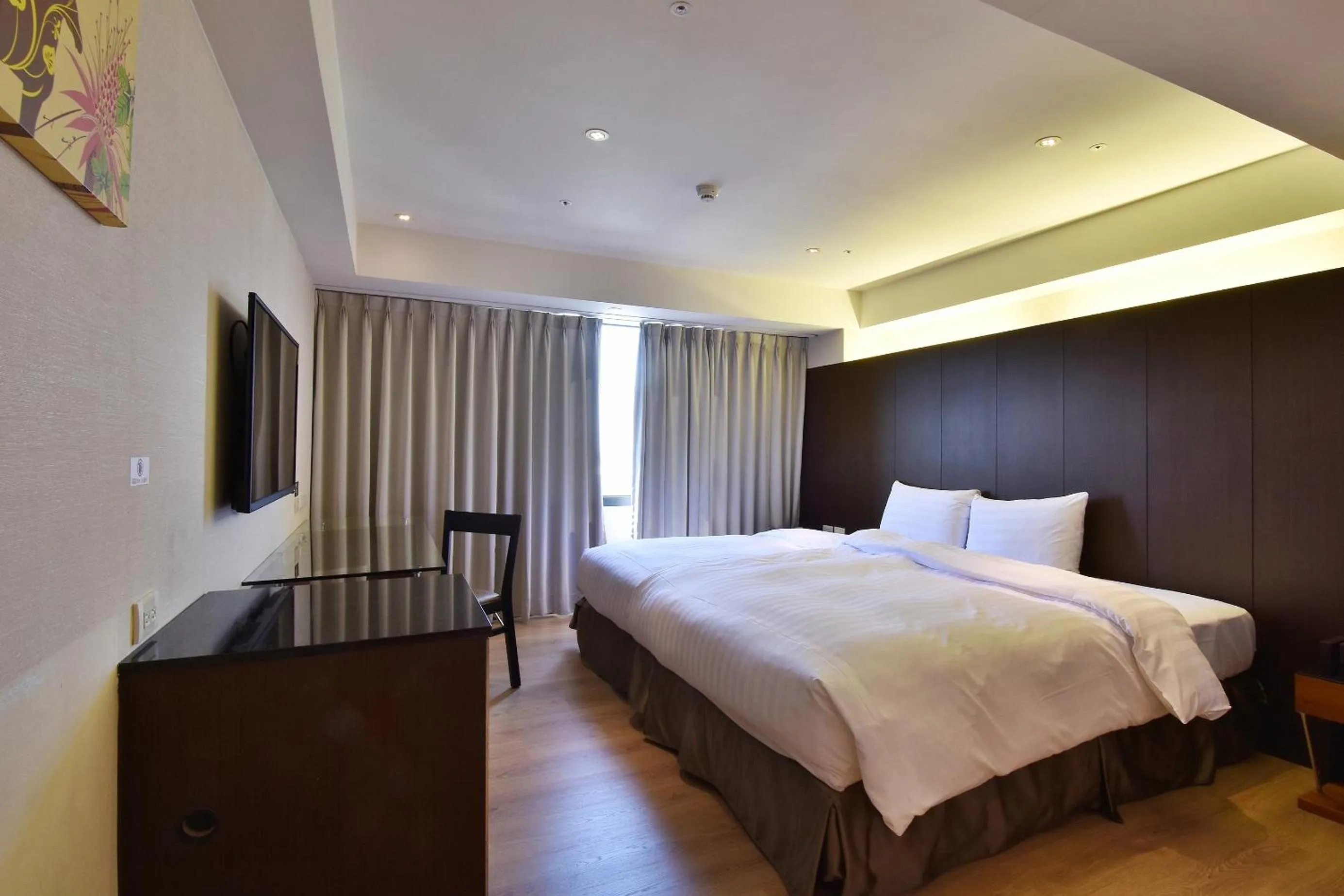 Photo of the whole room, Bed in HOTEL HI- Chui-Yang