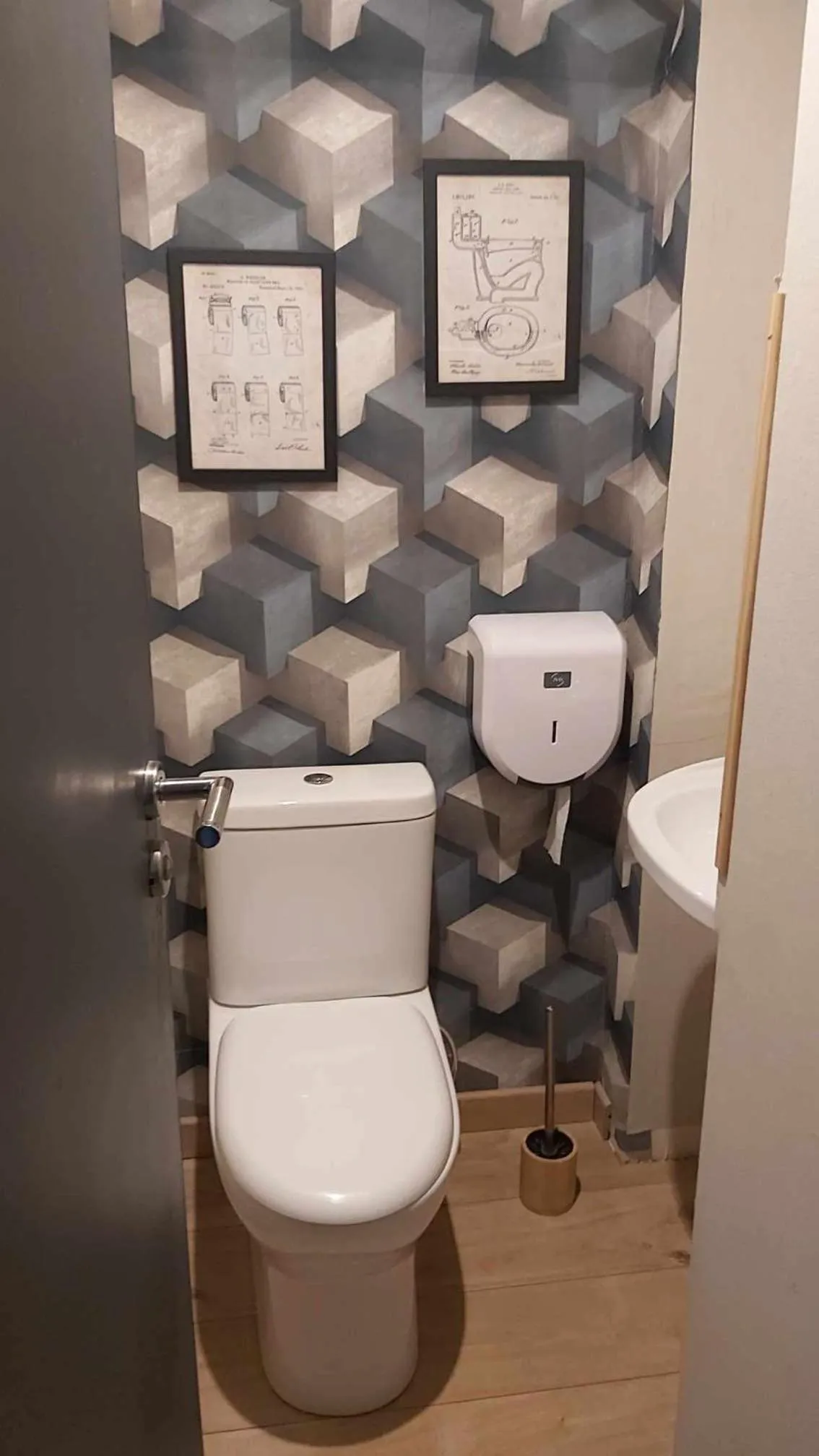 Toilet in La Renaissance