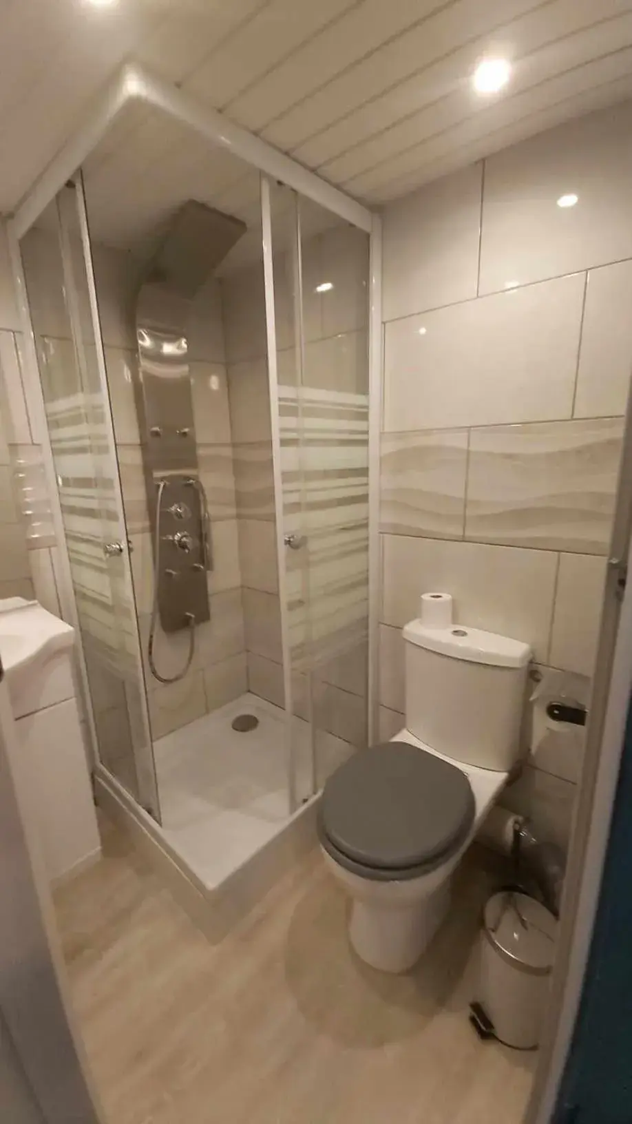 Single Room with Private Bathroom - single occupancy in La Renaissance Single Room with Private Bathroom - single occupancy in La Renaissance