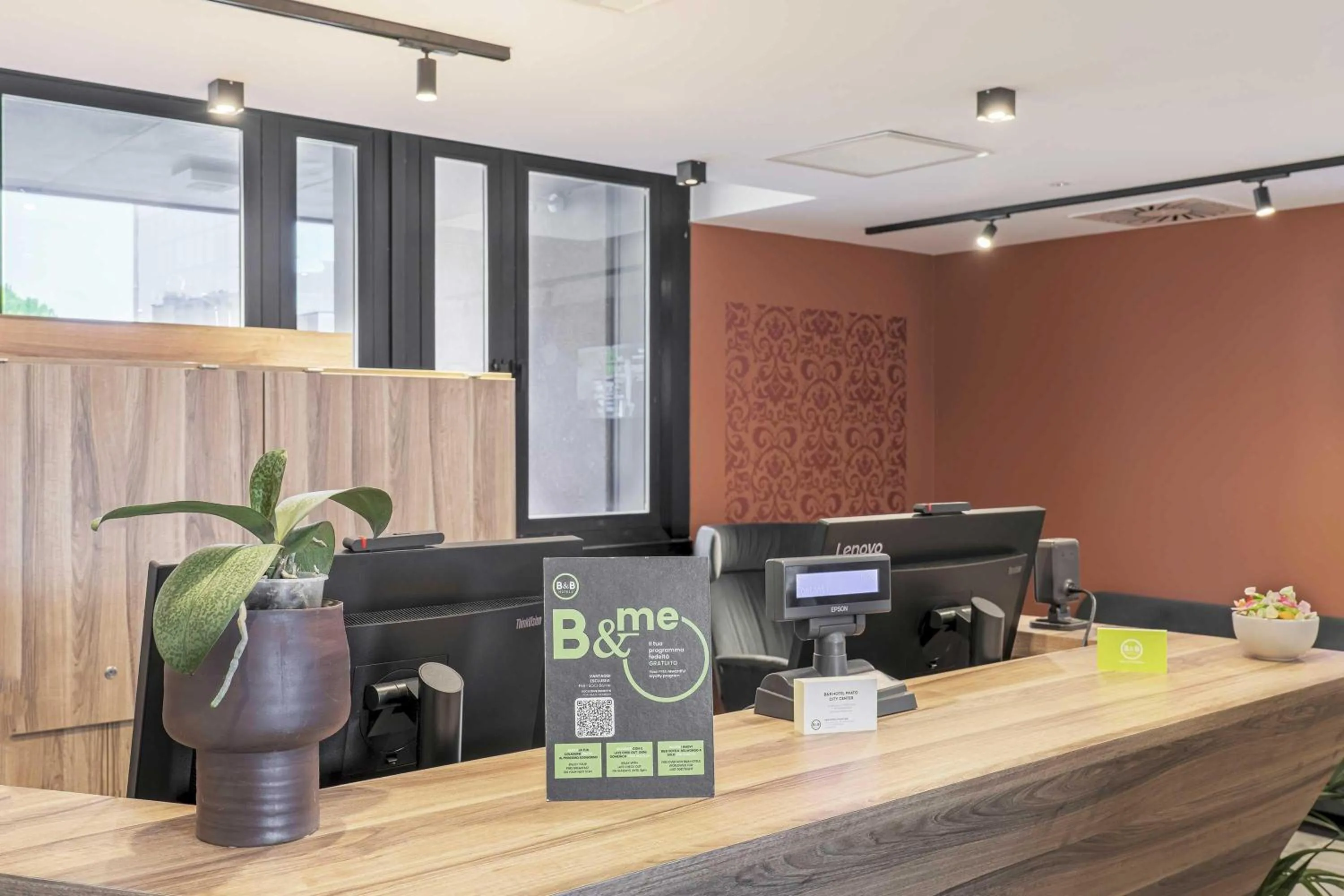Lobby or reception in B&B HOTEL Prato City Center