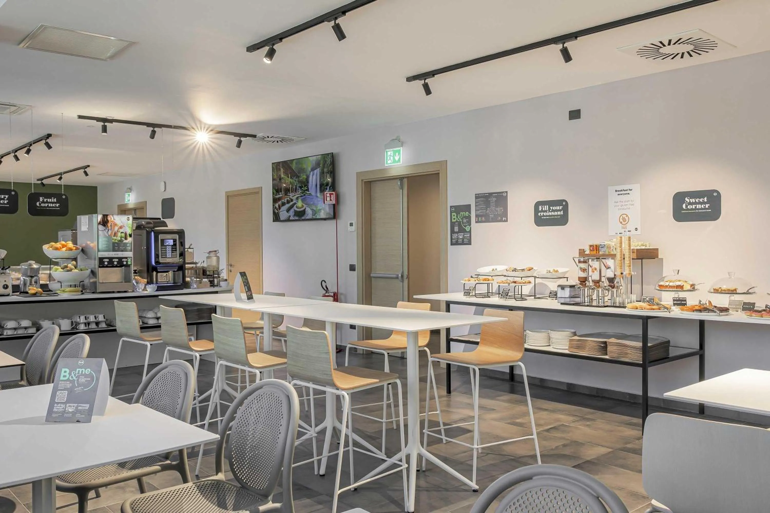 Lounge or bar in B&B HOTEL Prato City Center