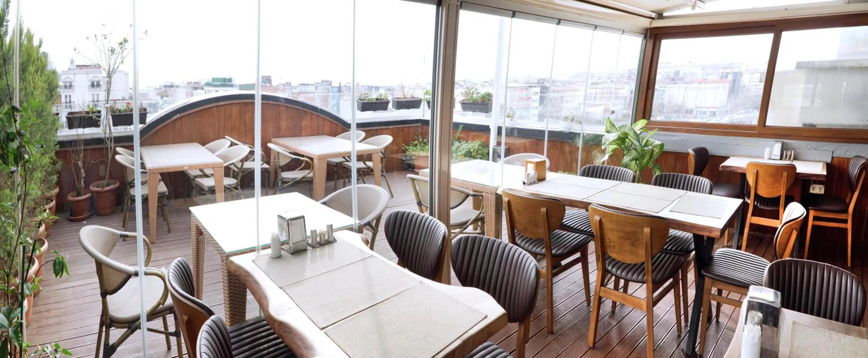 Restaurant/places to eat in Parmada Hotel