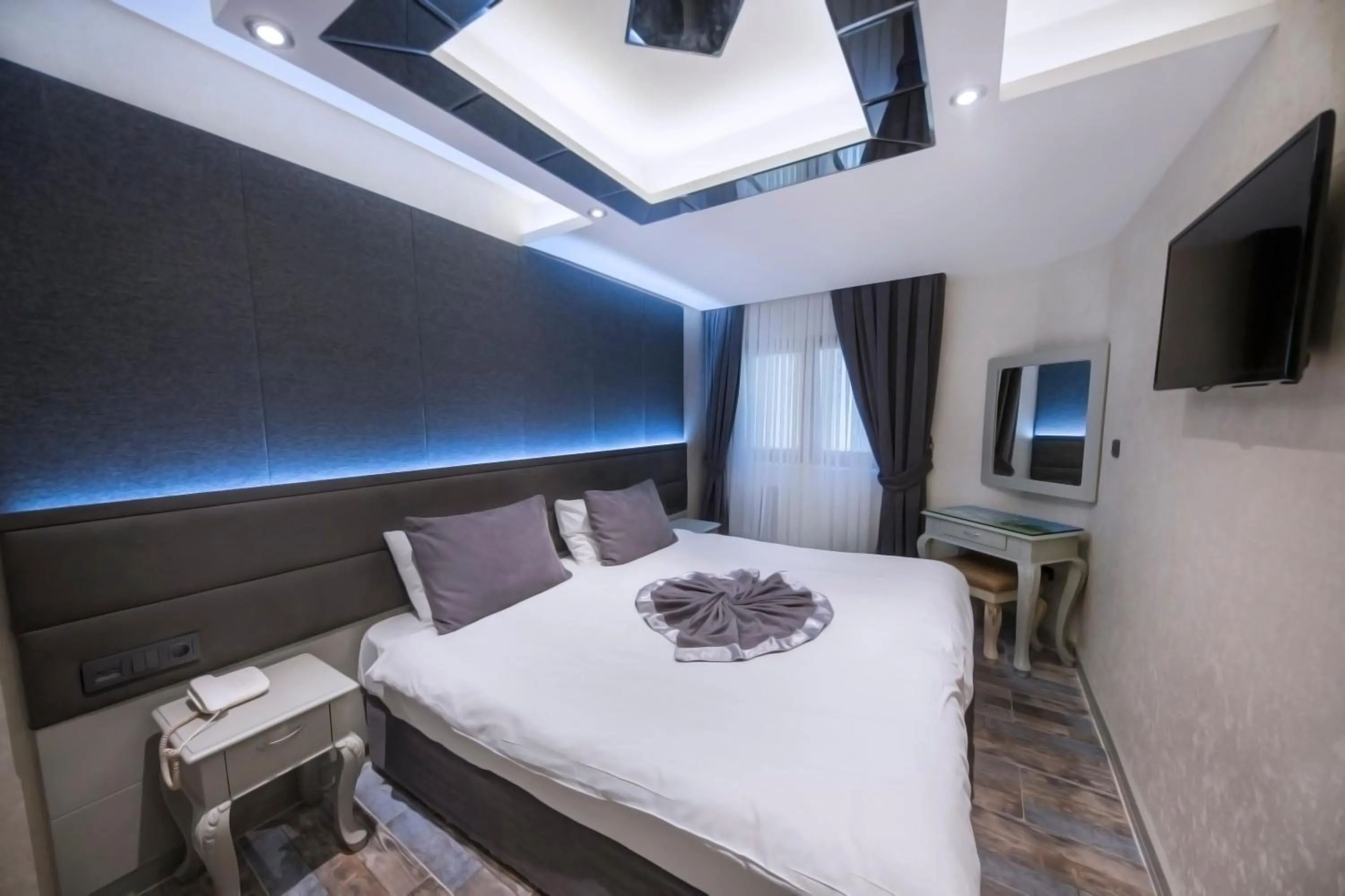 Communal lounge/ TV room in Parmada Hotel