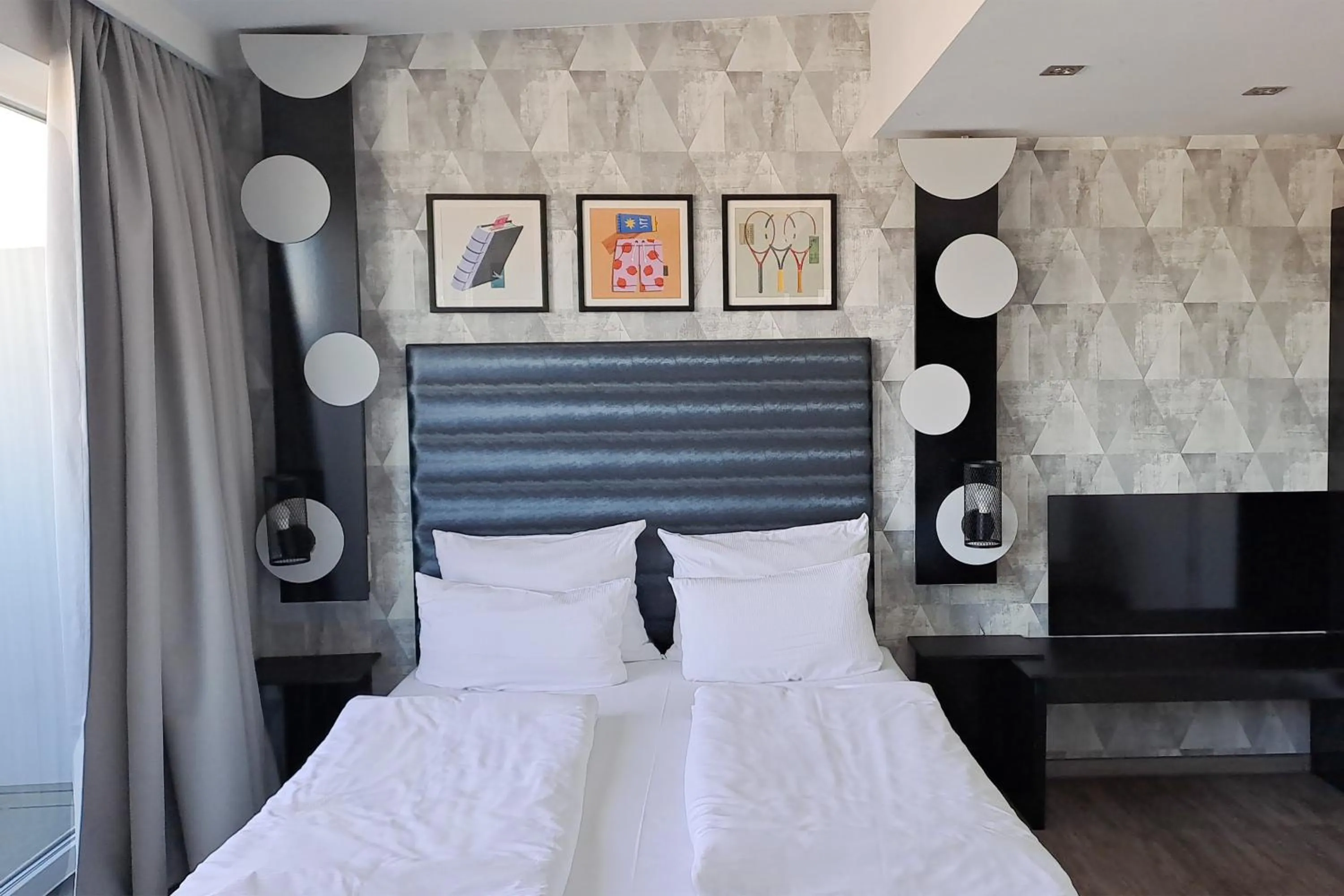 Photo of the whole room, Bed in Garner Hotel Bremen City by IHG