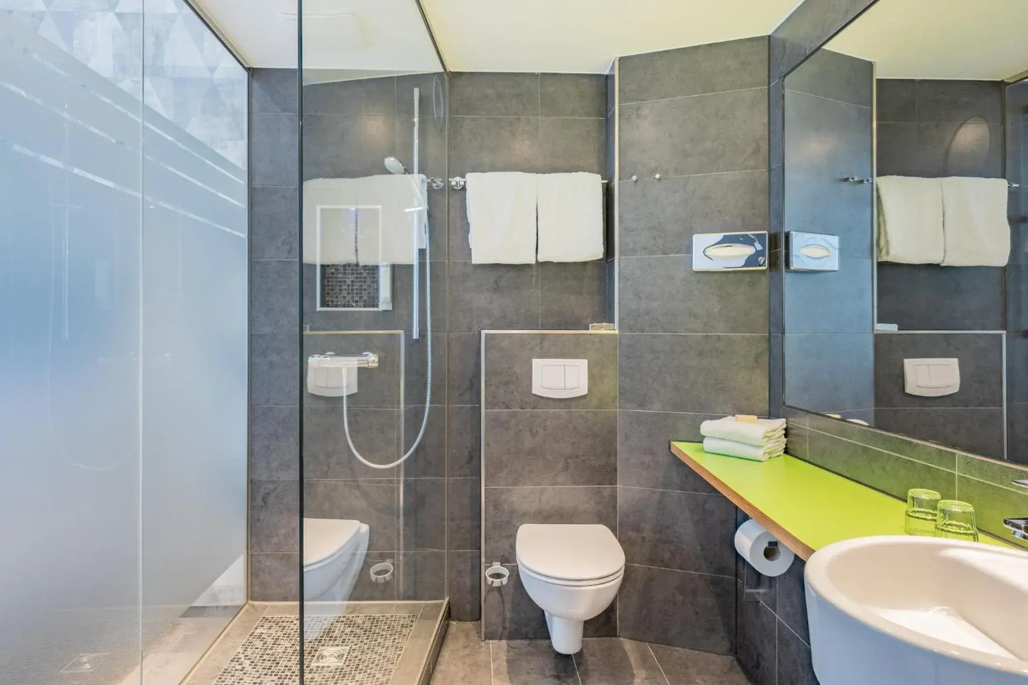 Standard Queen Room - Accessible in Garner Hotel Bremen City by IHG Standard Queen Room - Accessible in Garner Hotel Bremen City by IHG