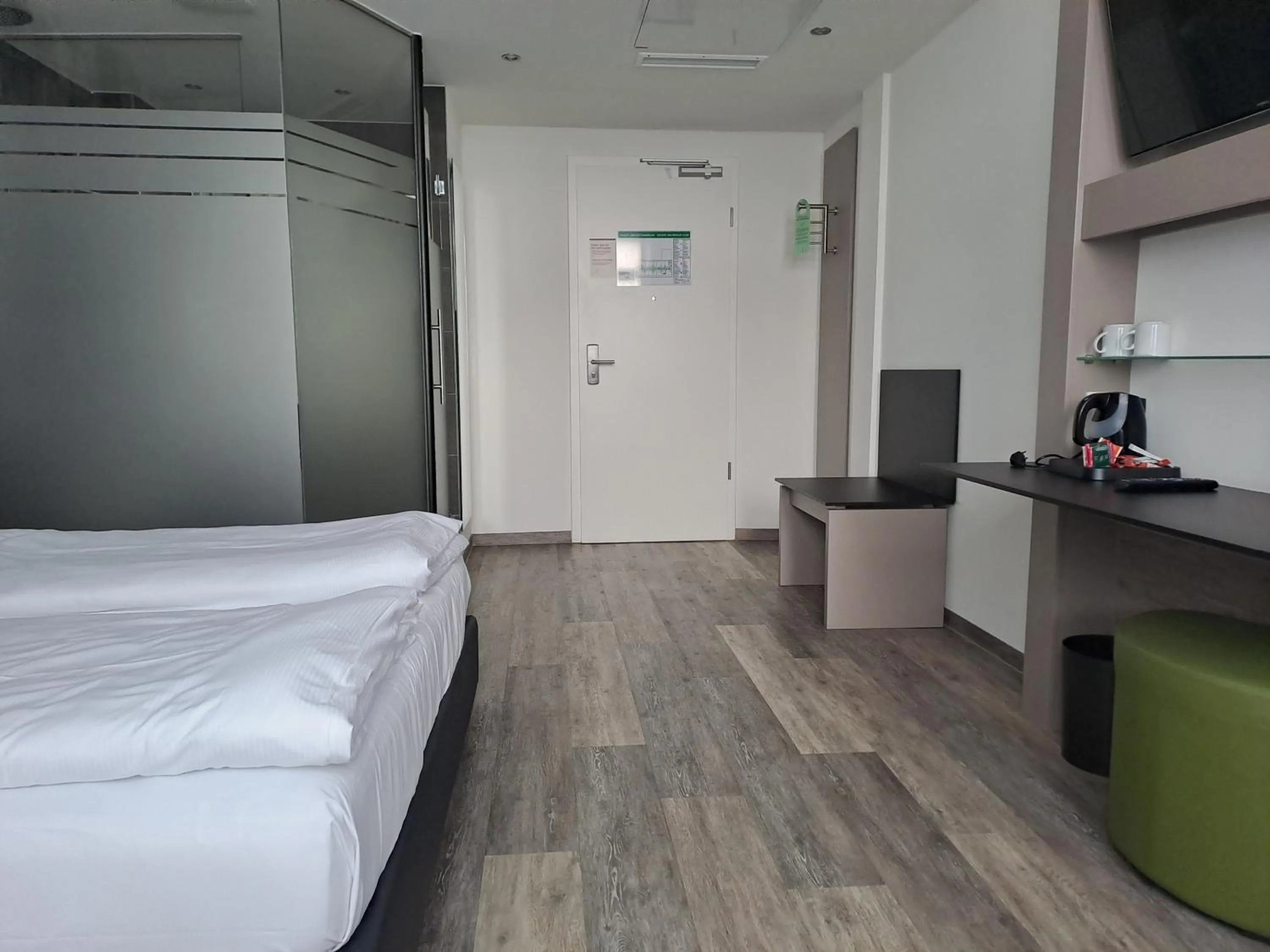 Bathroom, Bed in Garner Hotel Bremen City by IHG