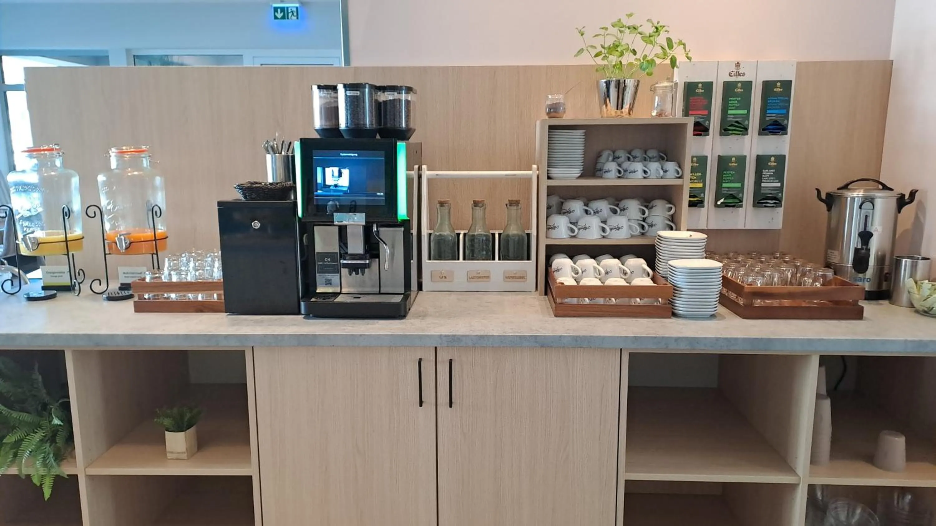 Restaurant/places to eat in Garner Hotel Bremen City by IHG