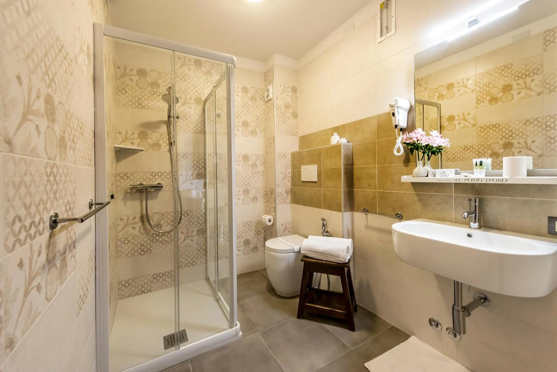 Bathroom in Hotel Locanda Al Pomo d'Oro