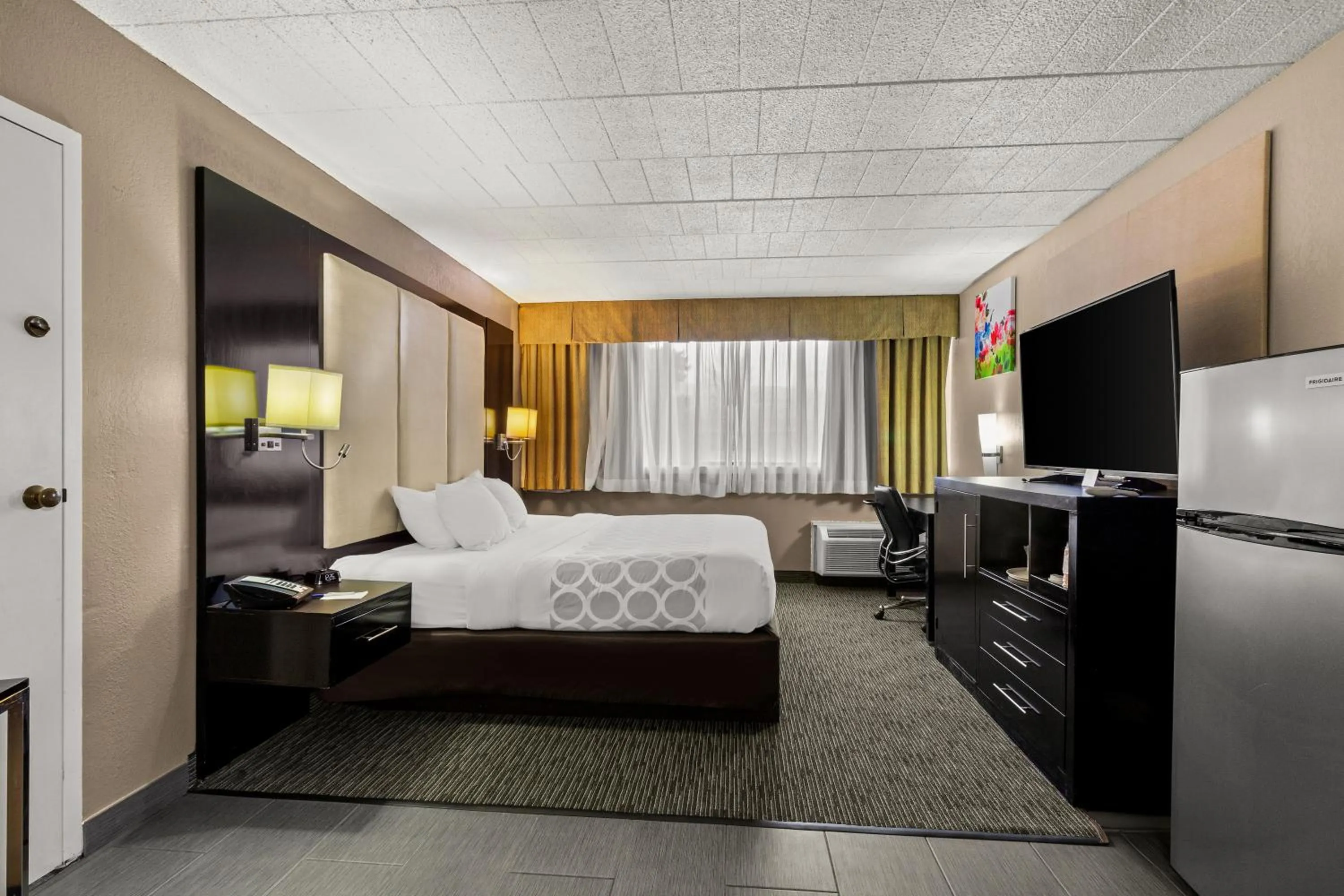 Bedroom, Bed in Suburban Studios