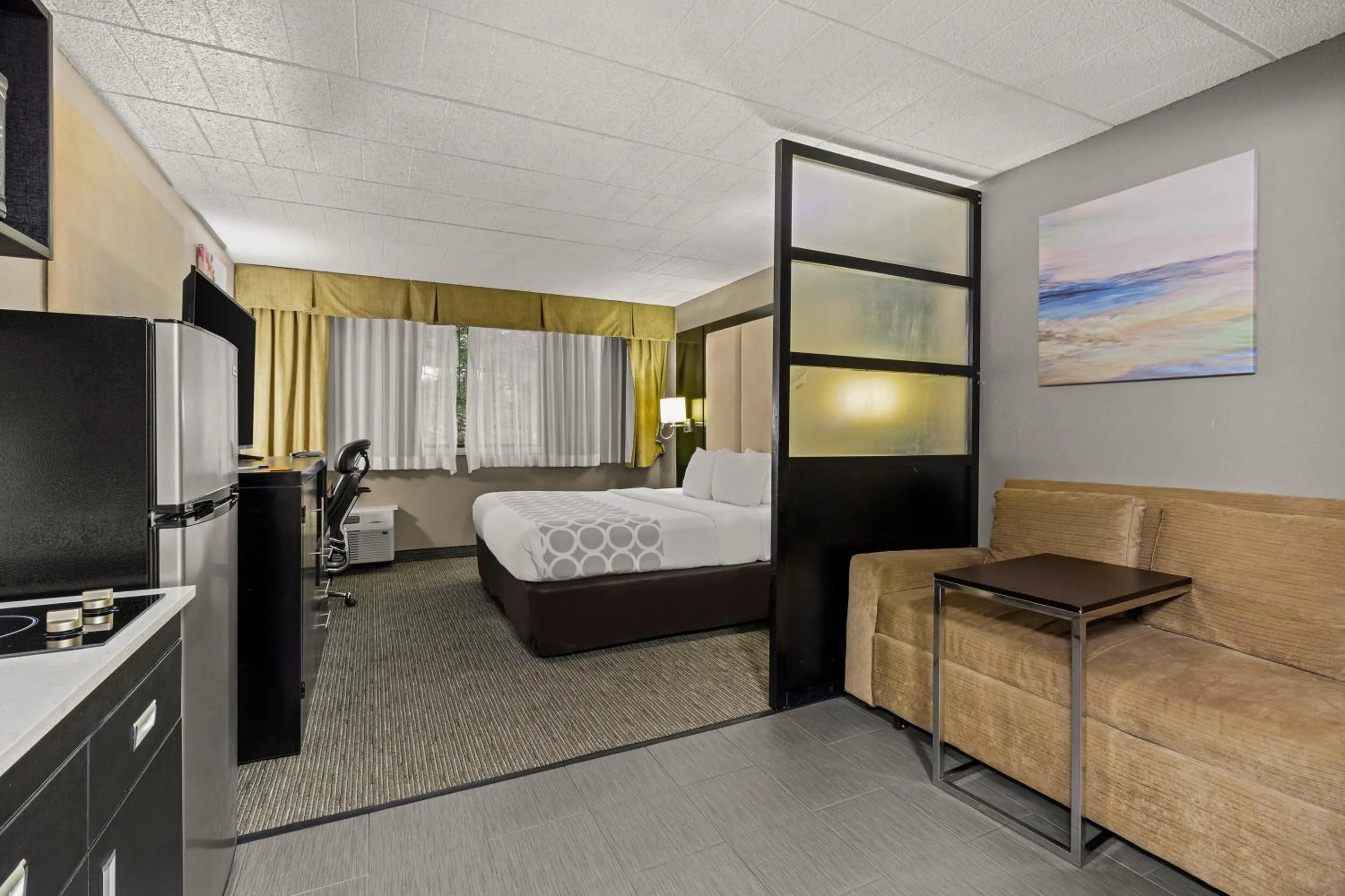 Photo of the whole room, Bed in Suburban Studios