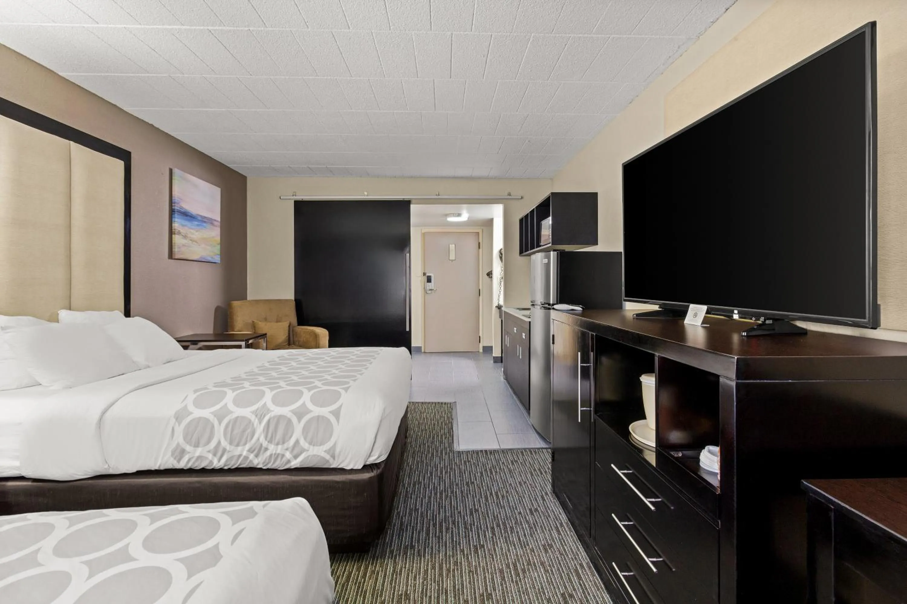 Photo of the whole room, Bed in Suburban Studios