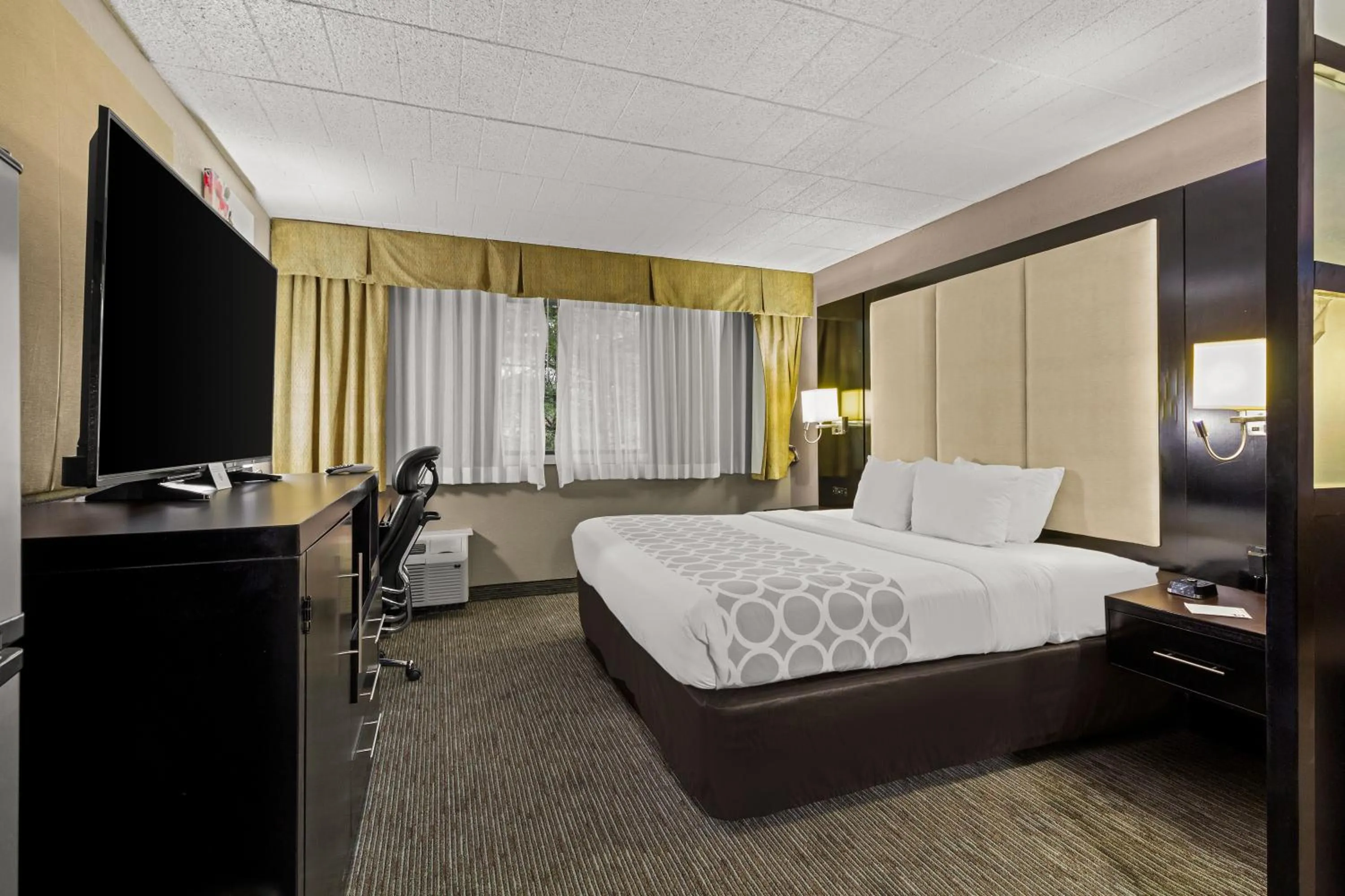 Photo of the whole room, Bed in Suburban Studios