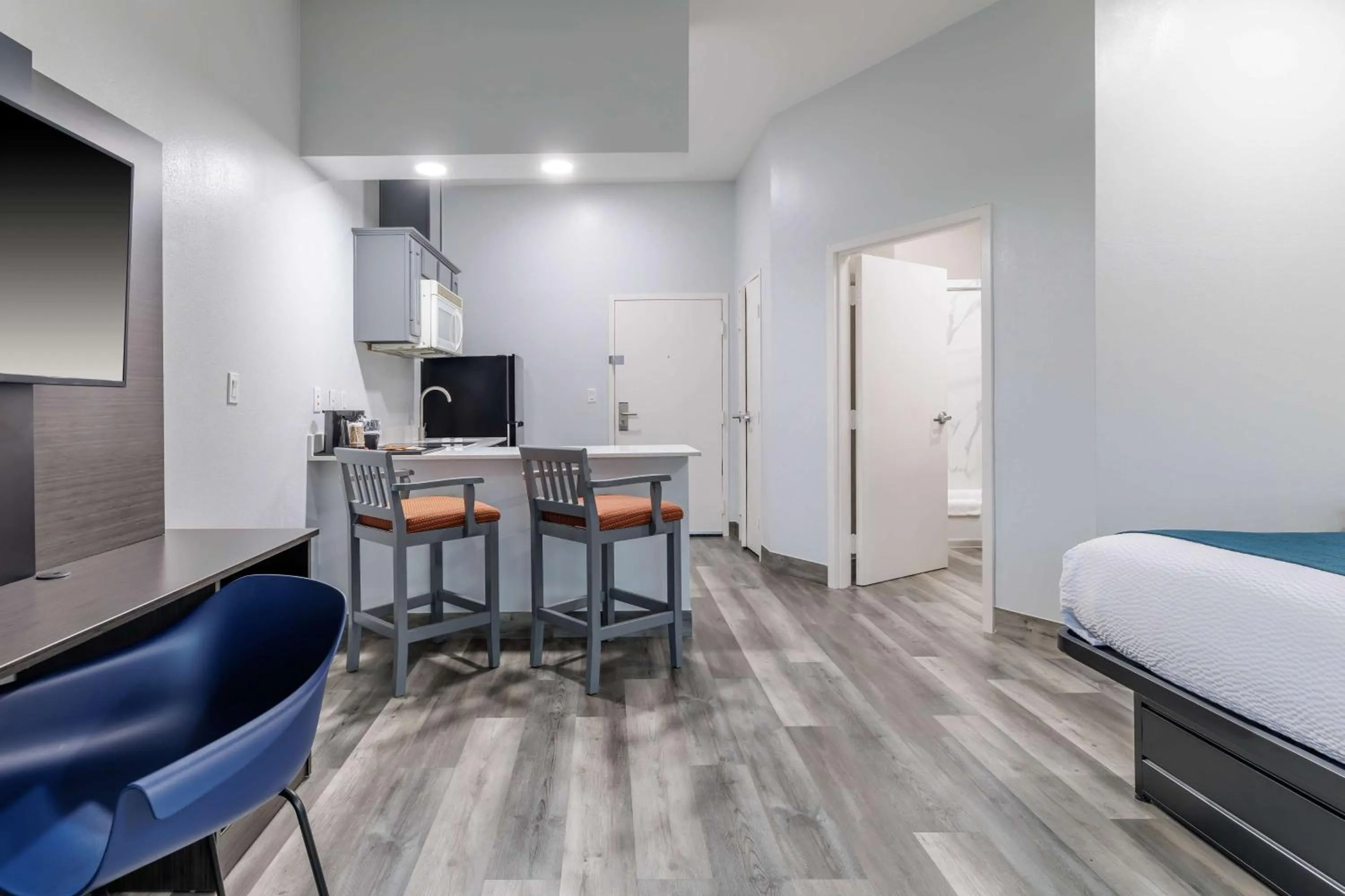 Photo of the whole room, Bed in Studio 6 Suites Brenham, TX