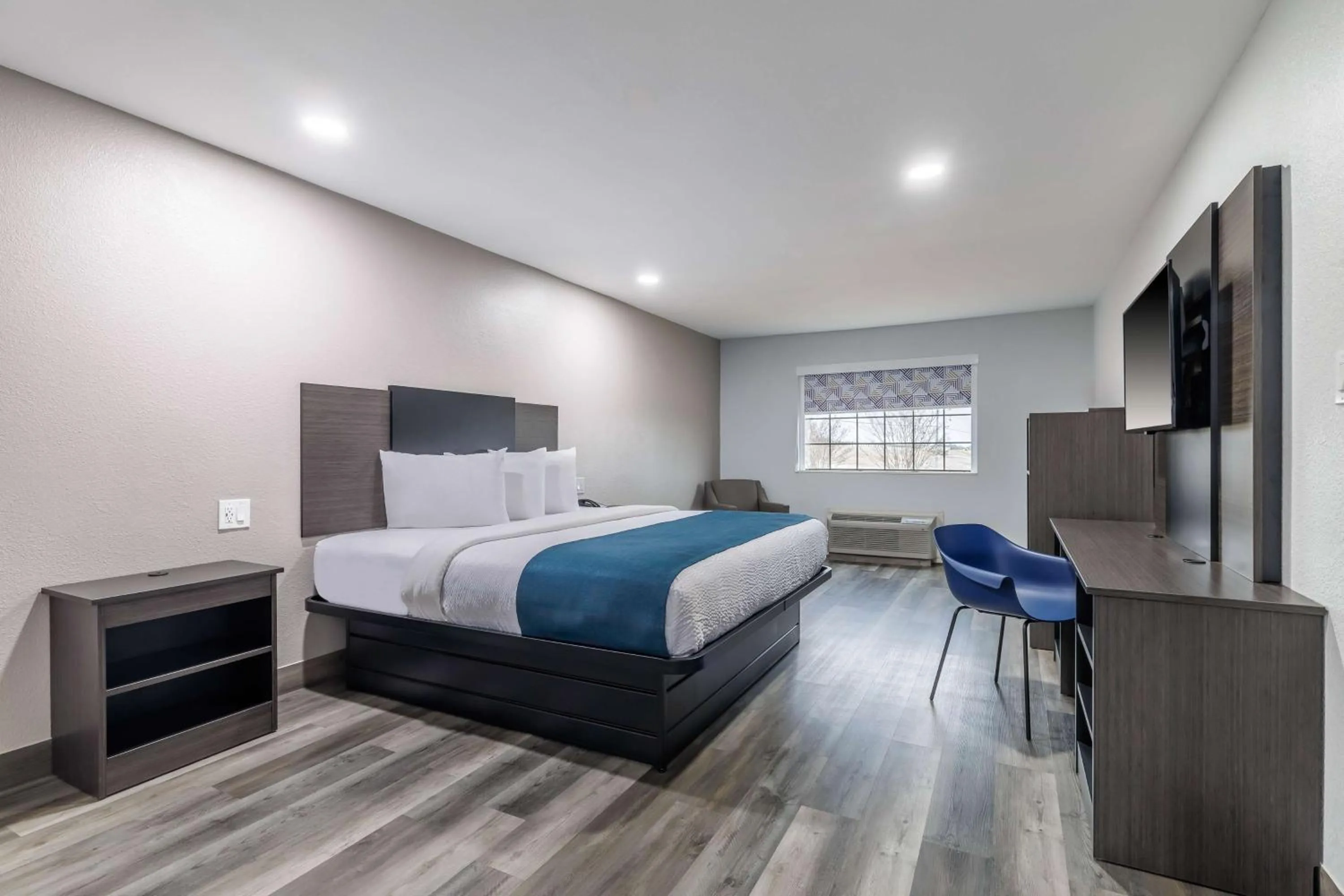 Bedroom, Bed in Studio 6 Suites Brenham, TX