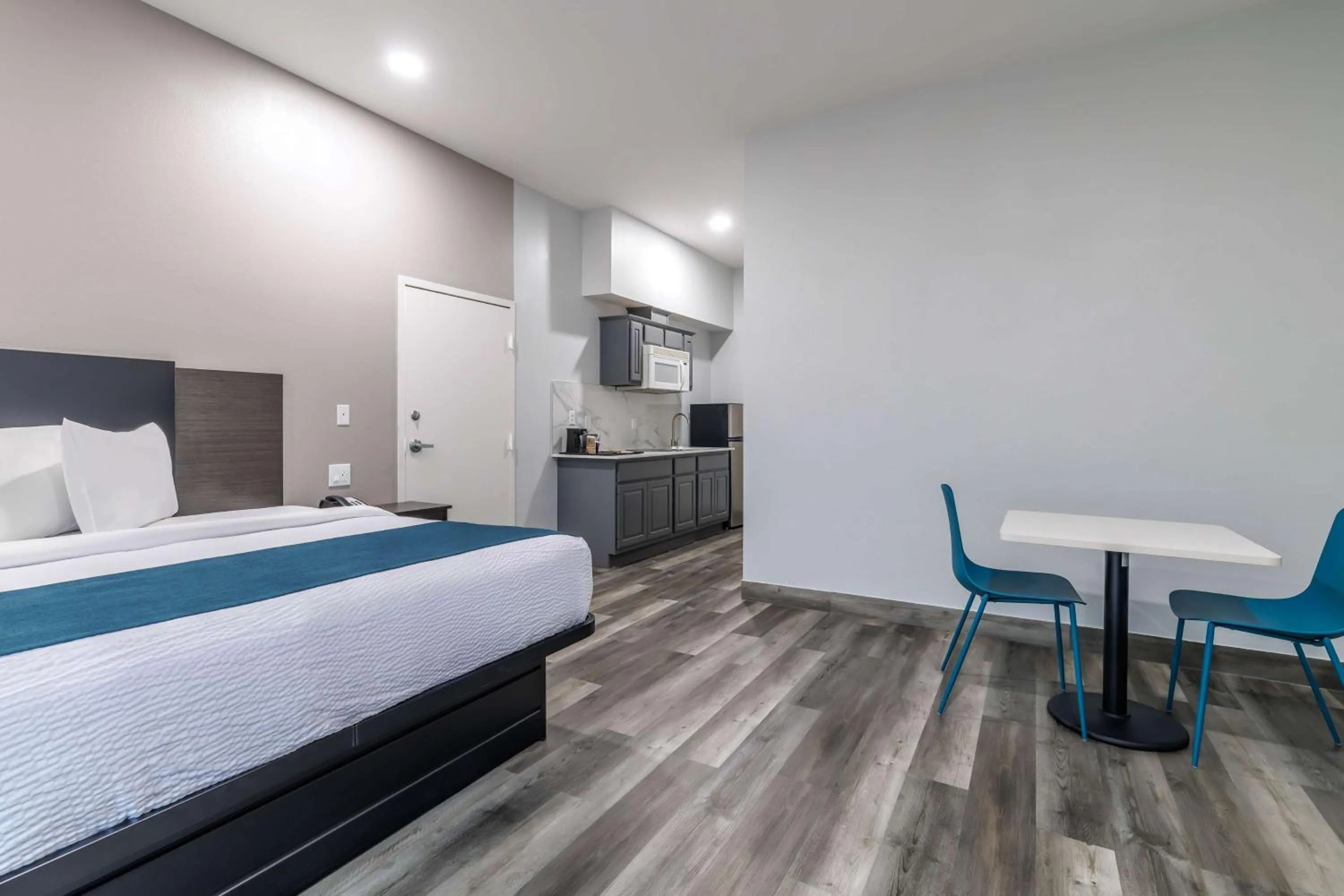 Photo of the whole room, Bed in Studio 6 Suites Brenham, TX