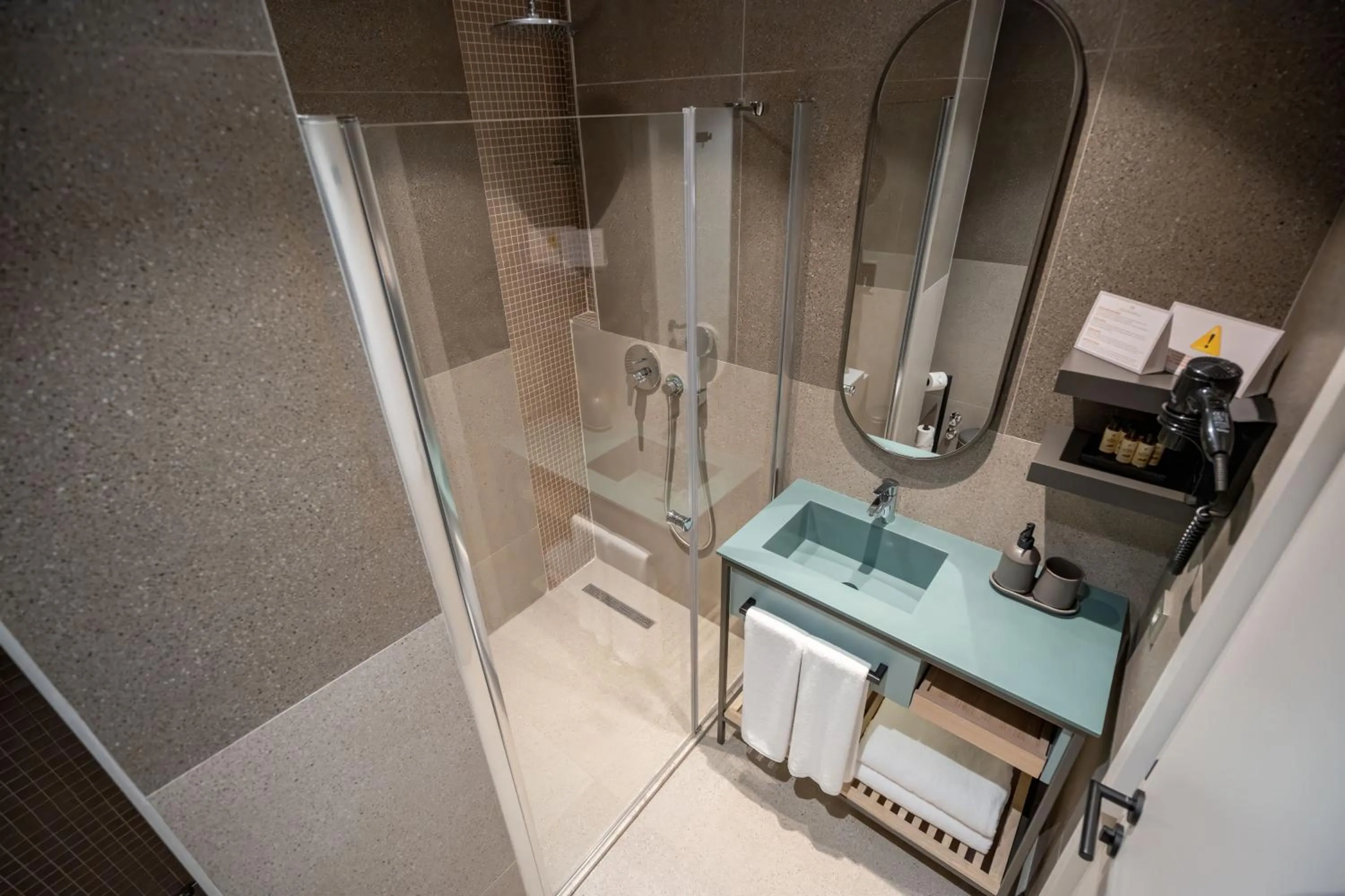Shower in Oli Hotel and Suites