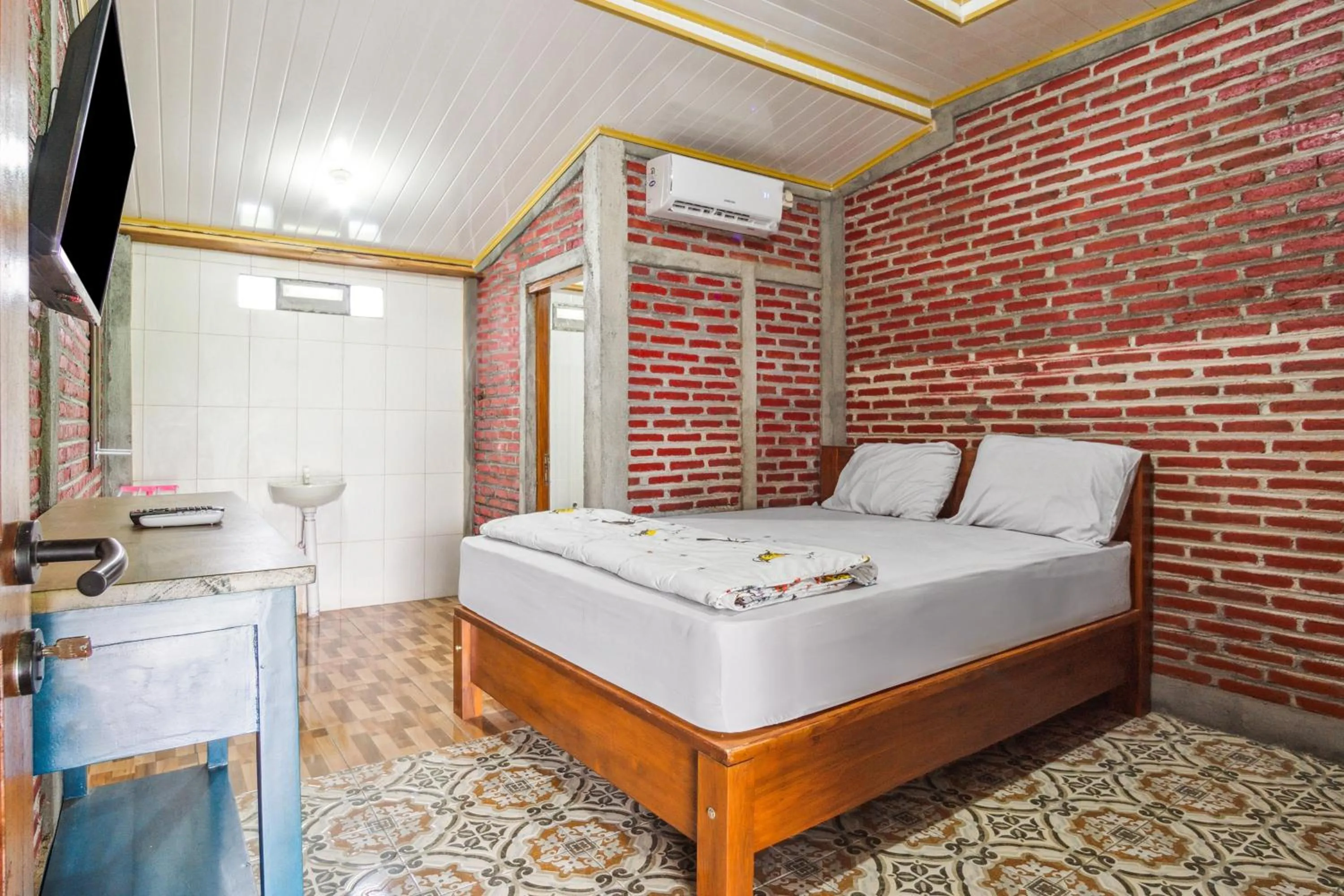 Bed in Joglo Ndalem Sabine Syariah