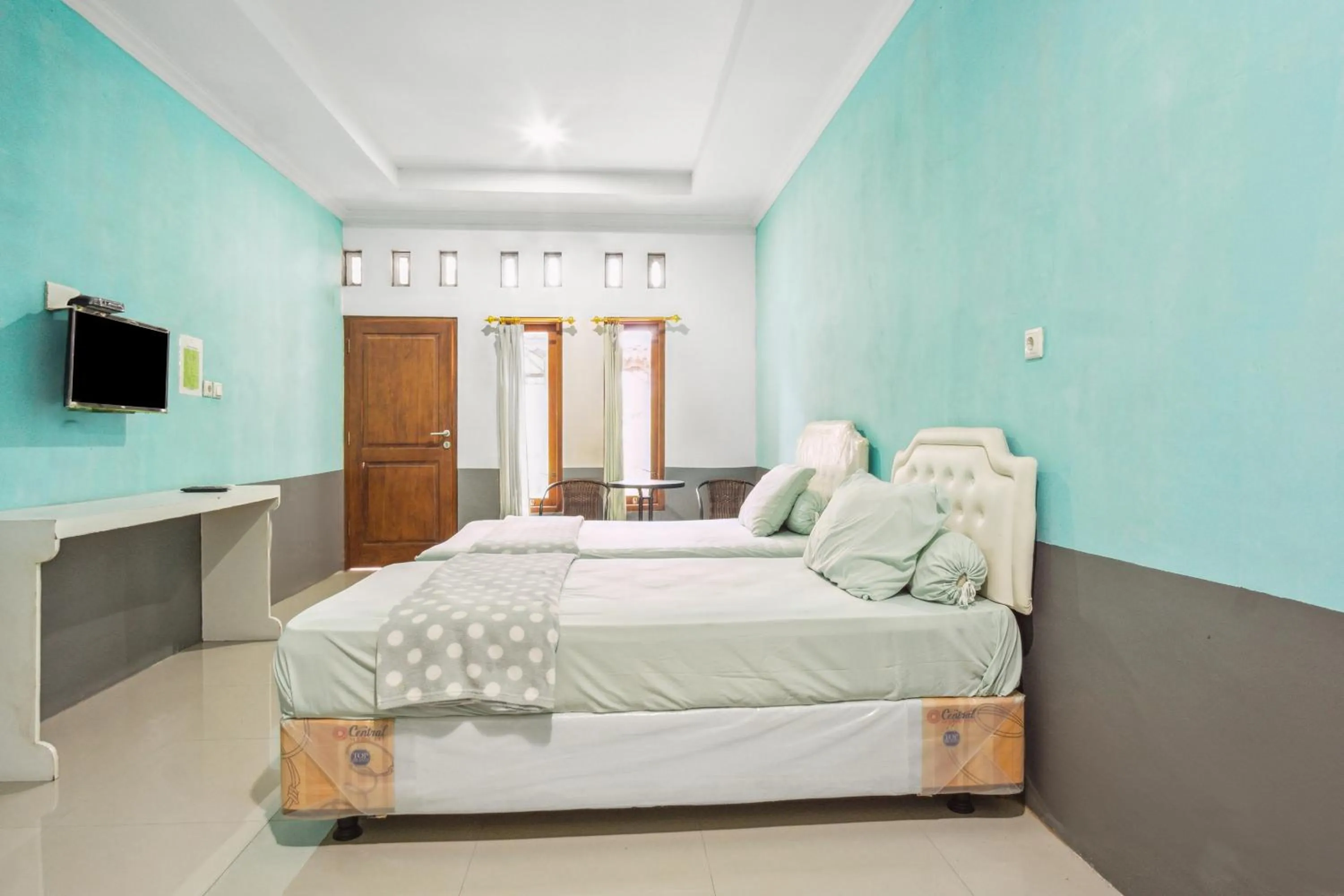 Bed in Joglo Ndalem Sabine Syariah