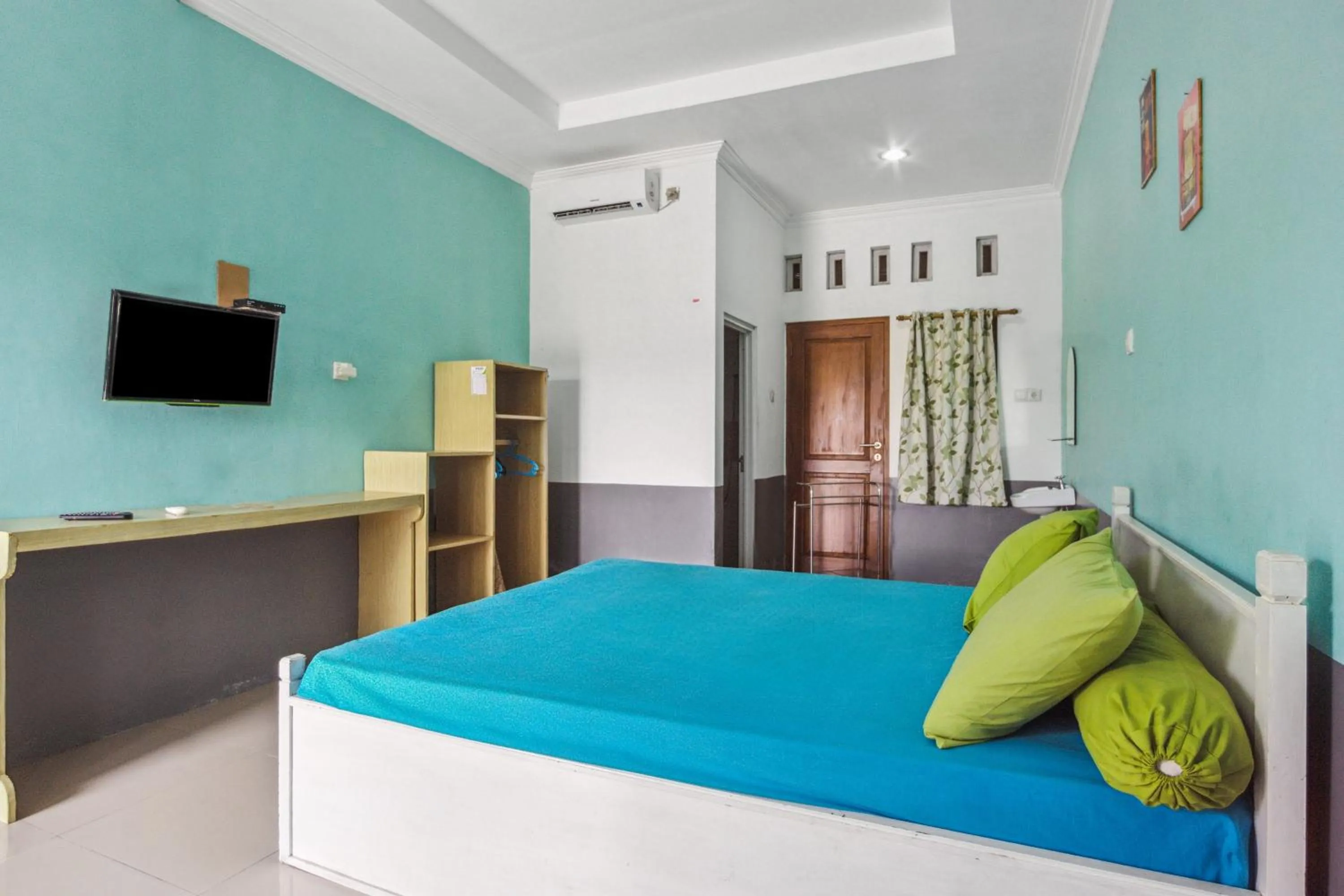 Bed in Joglo Ndalem Sabine Syariah