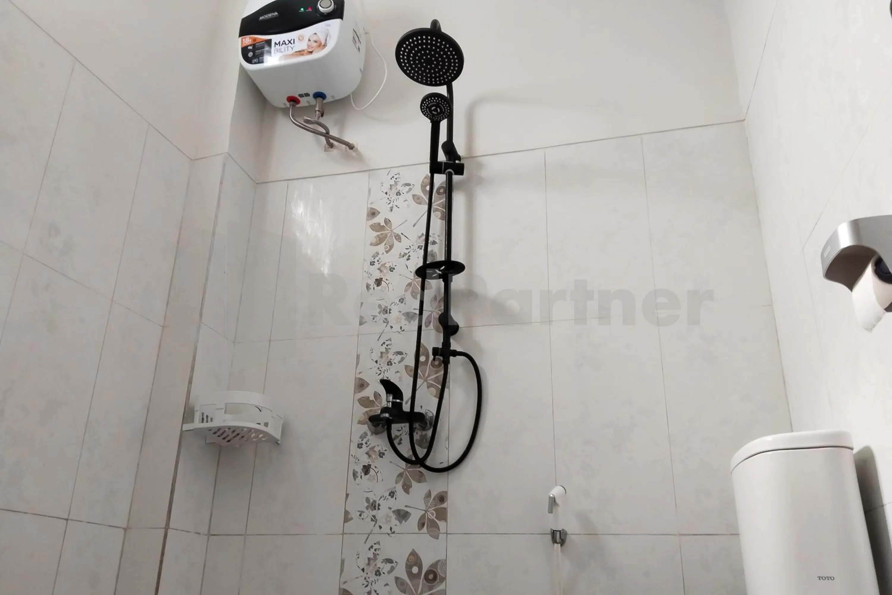 Shower in Khayrizsan Premium Mitra RedDoorz