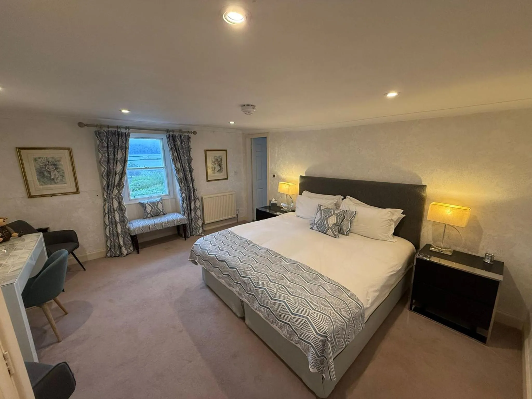 Bedroom, Bed in The Airds Hotel and Restaurant