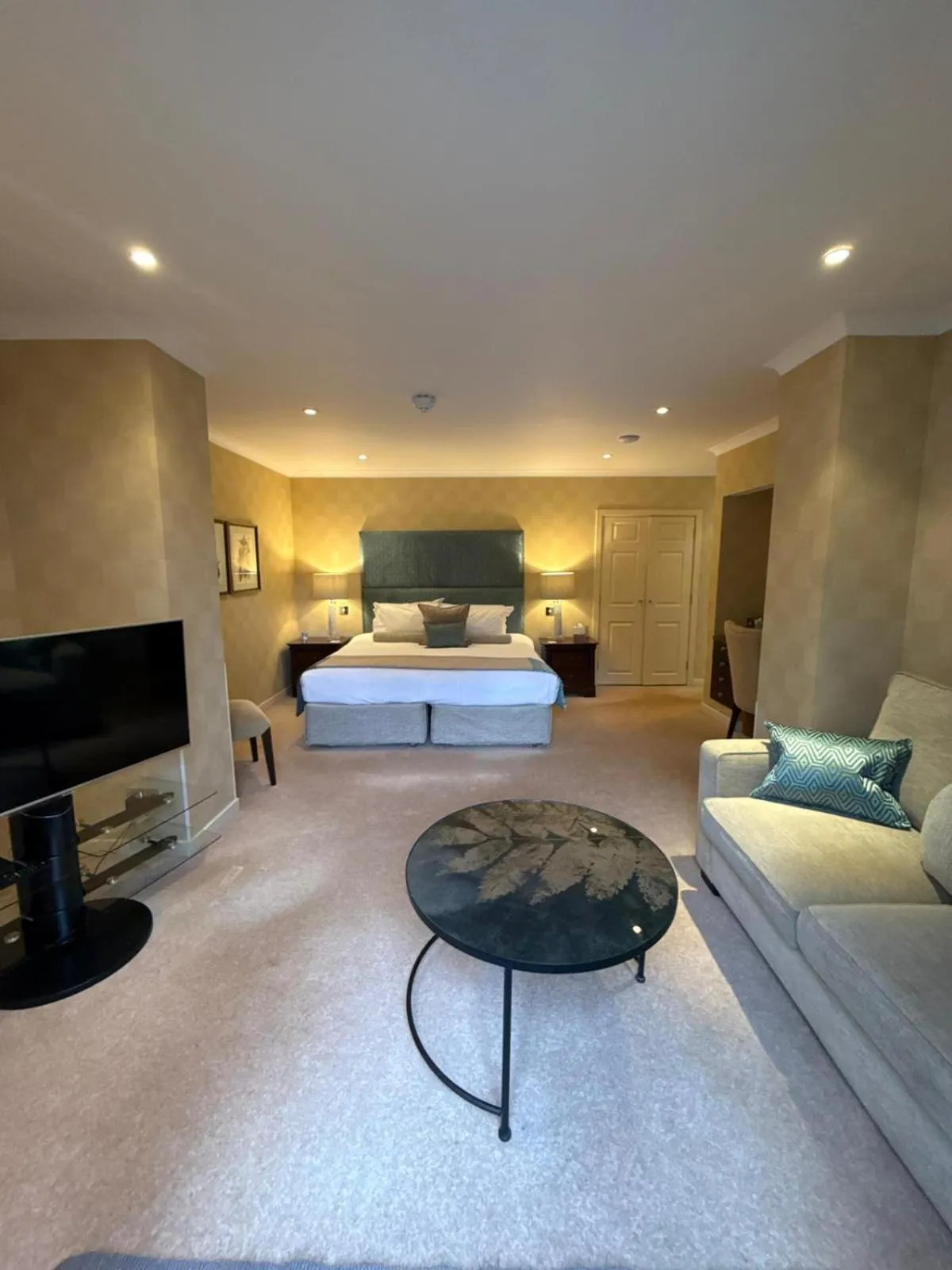 Bedroom, Bed in The Airds Hotel and Restaurant