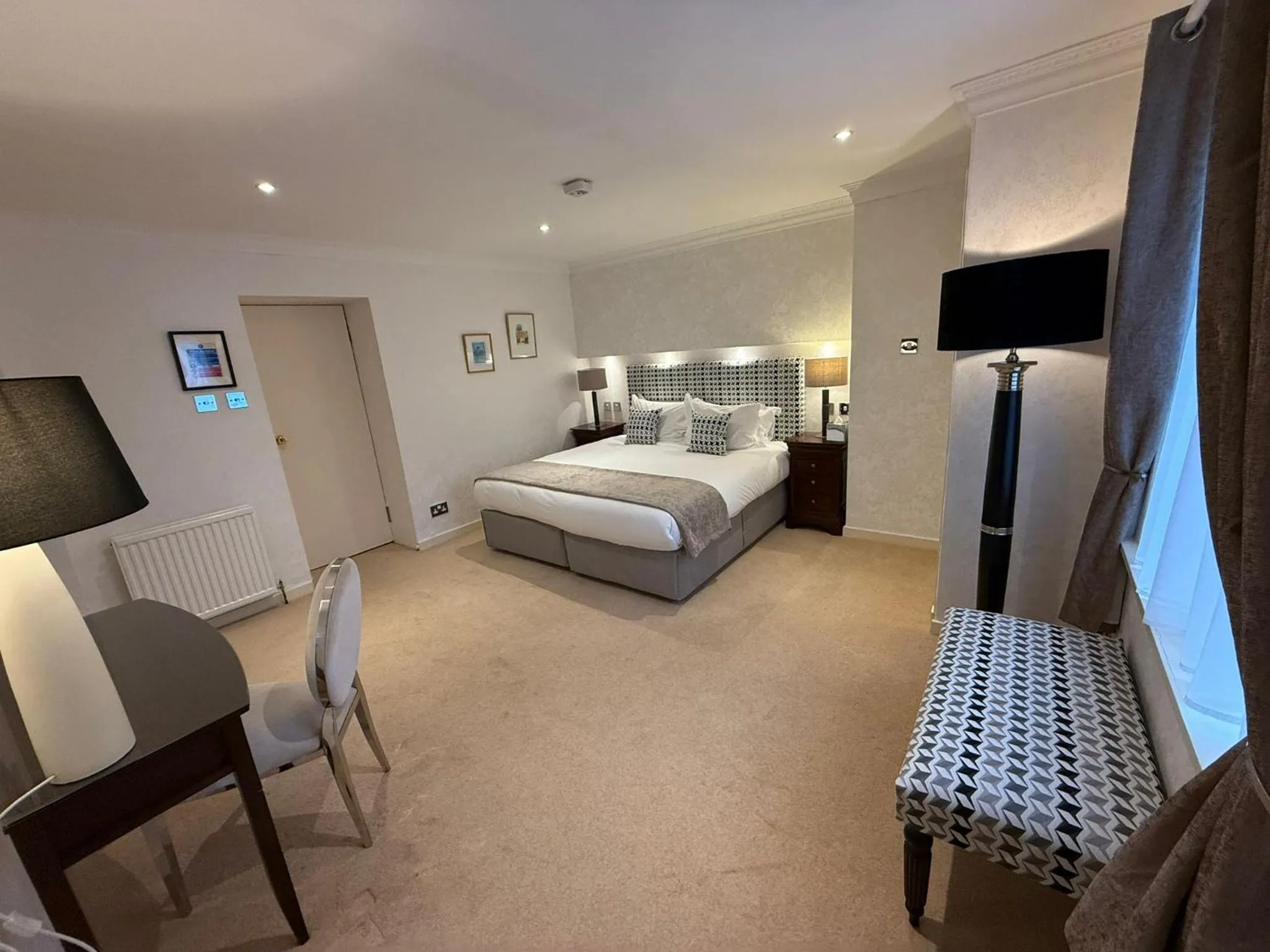 room service, Bed in The Airds Hotel and Restaurant