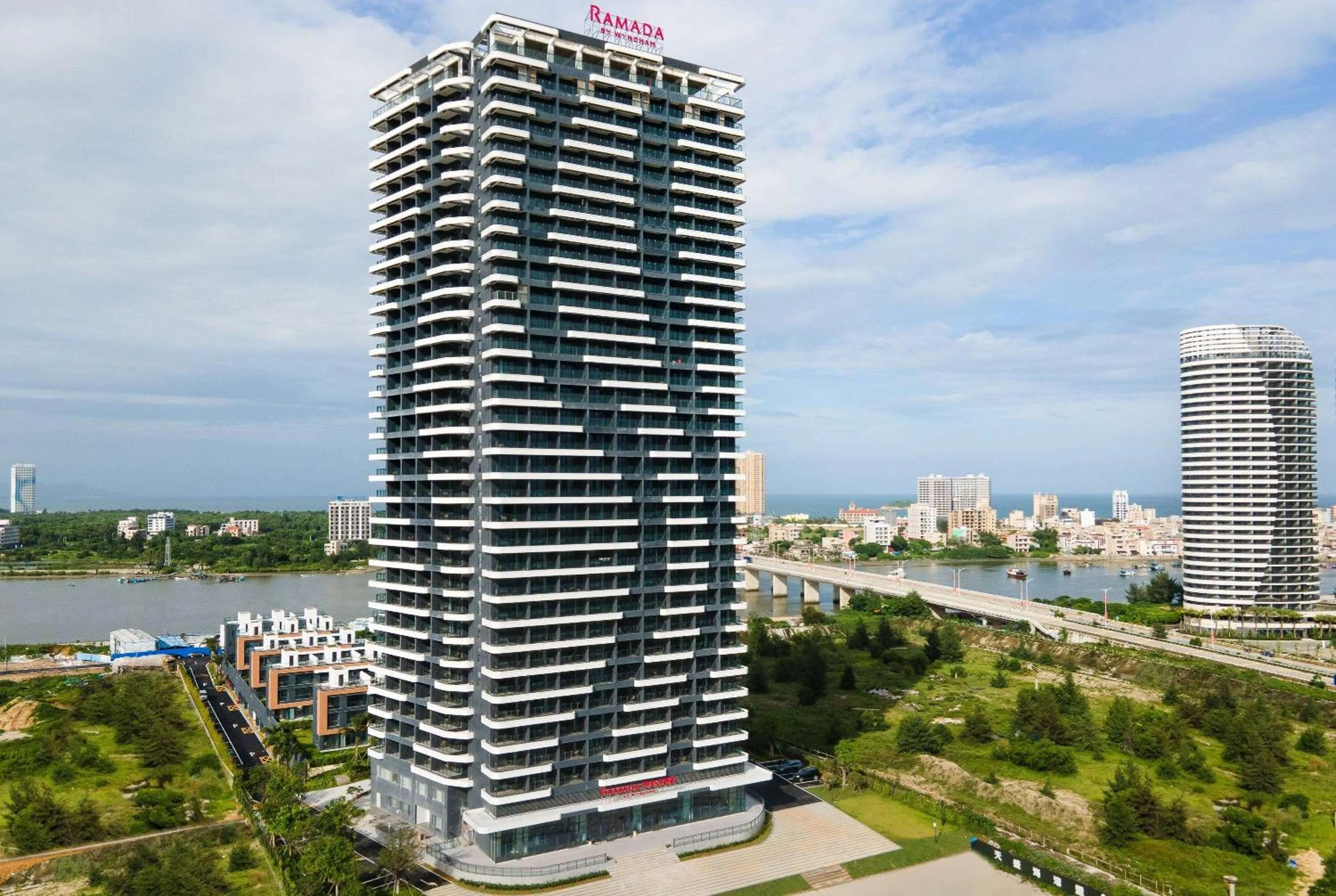 Property building in Ramada by Wyndham Huizhou Double Moon Bay