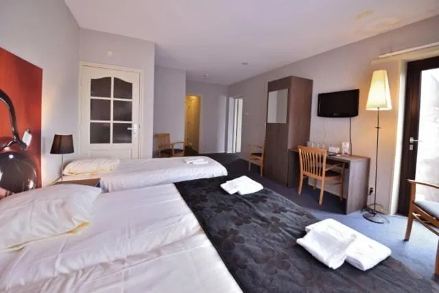 Photo of the whole room, Bed in Royal