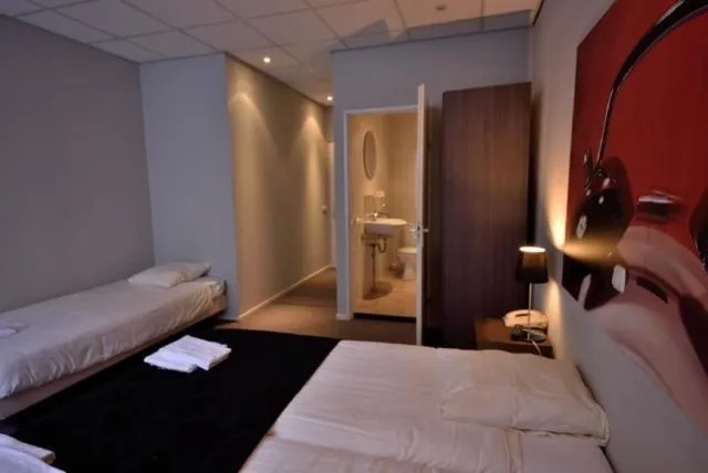 Photo of the whole room, Bed in Royal