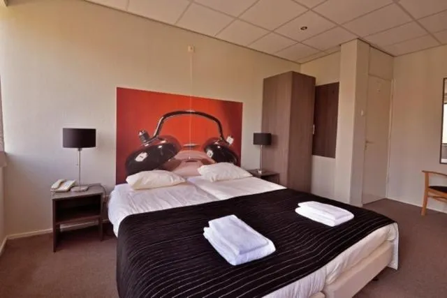 Photo of the whole room, Bed in Royal