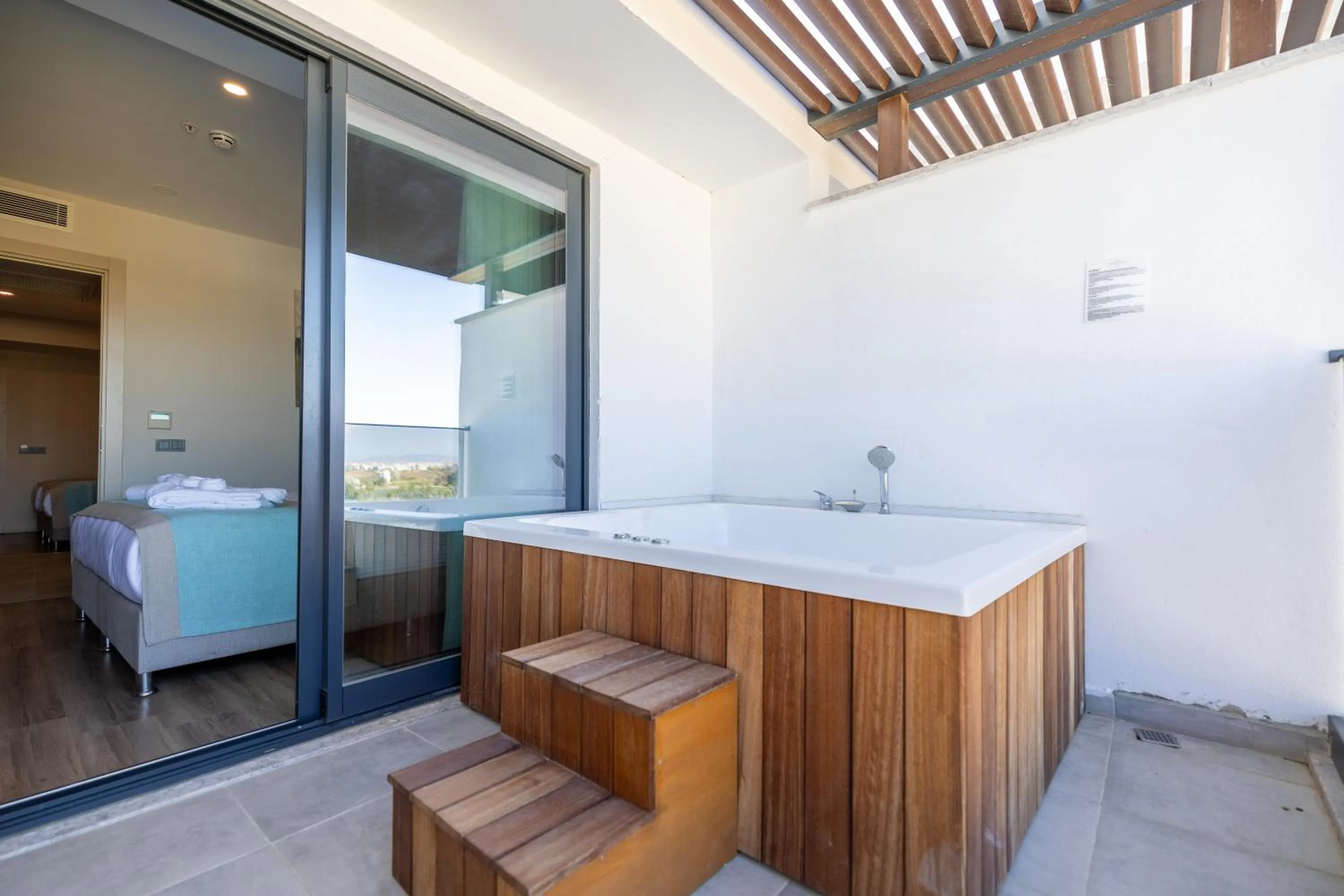 Hot Tub, Bed in Side Moon Palace Hotel