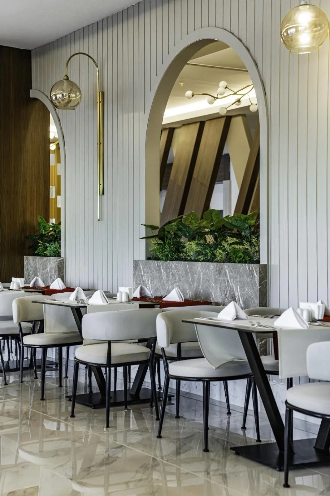 Restaurant/places to eat in SIDE MOON PALACE