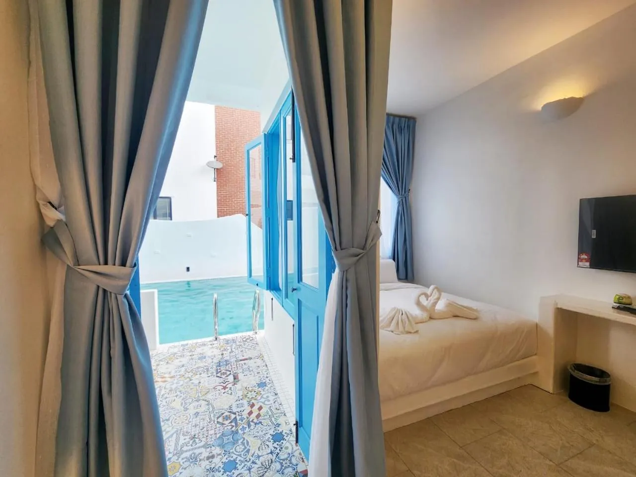 Bed in Ipoh Santorini Hideaway - Hotel Inspired