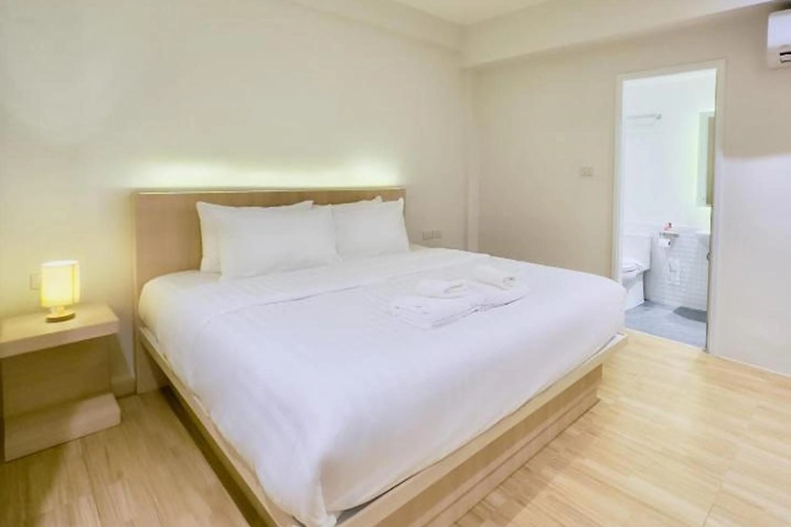 Bed in Zhennan Teabar Hotel