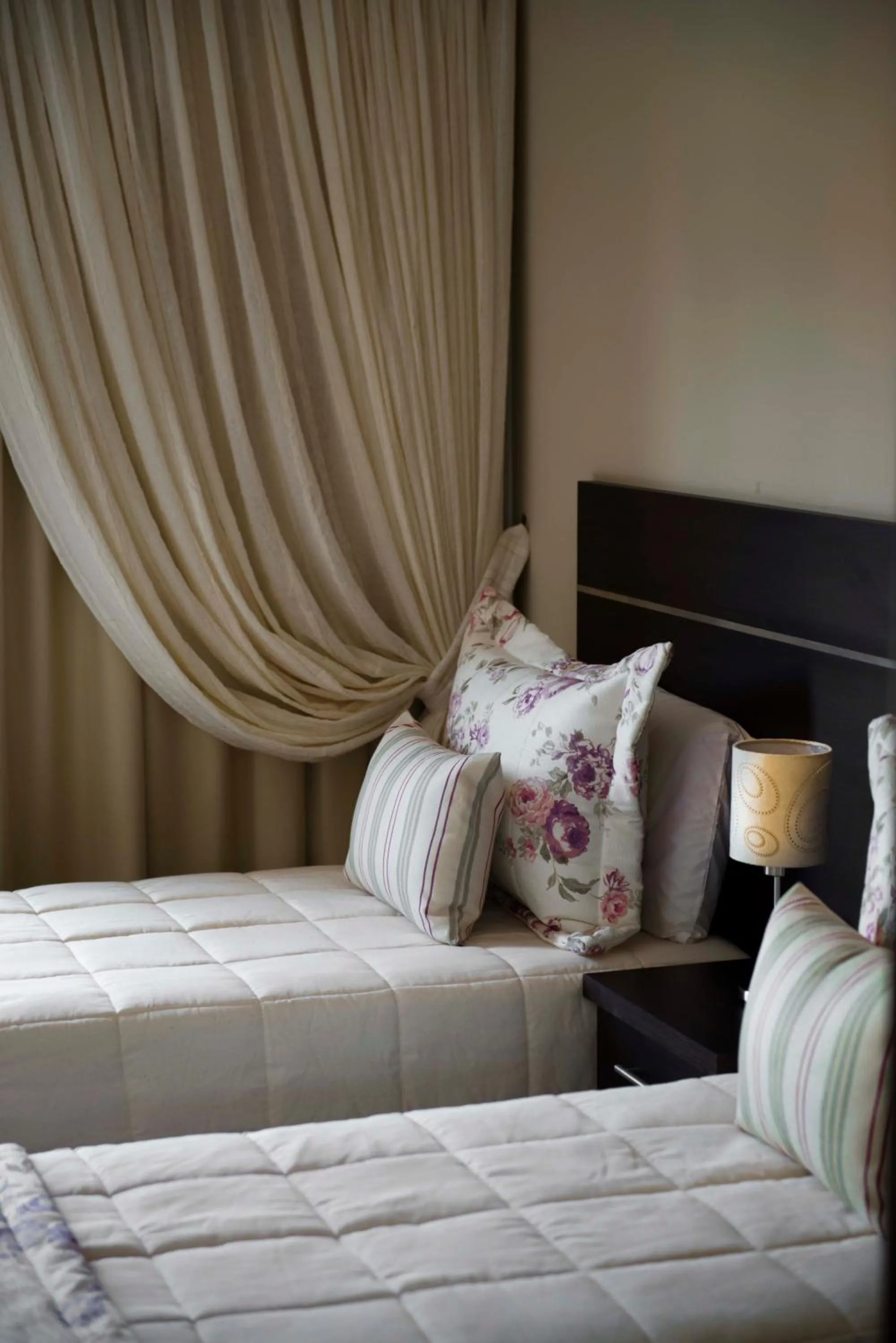 Bedroom, Bed in ARAMI HOTEL & LODGE