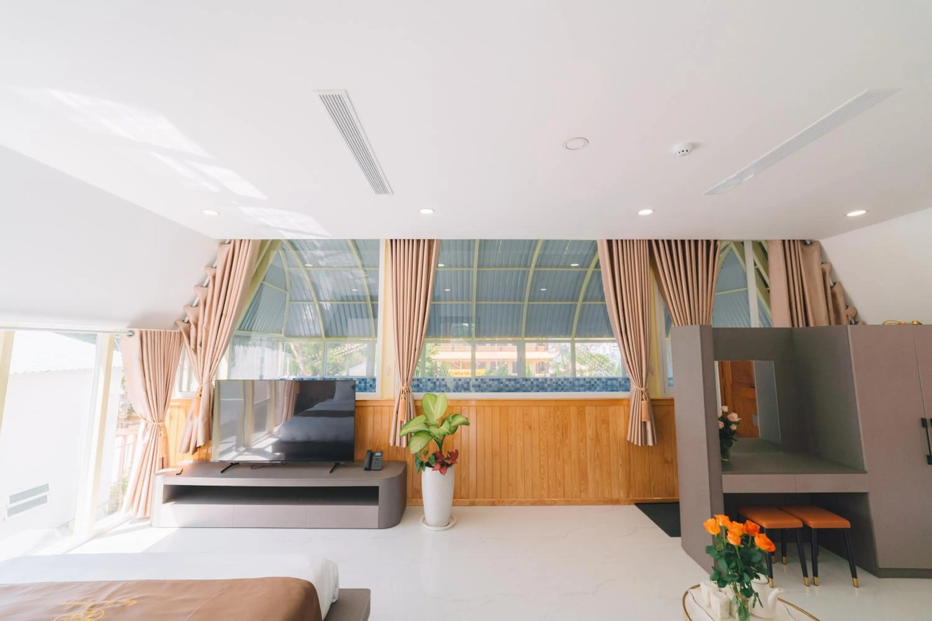 TV and multimedia, Bed in Quy Tai Premium Hotel