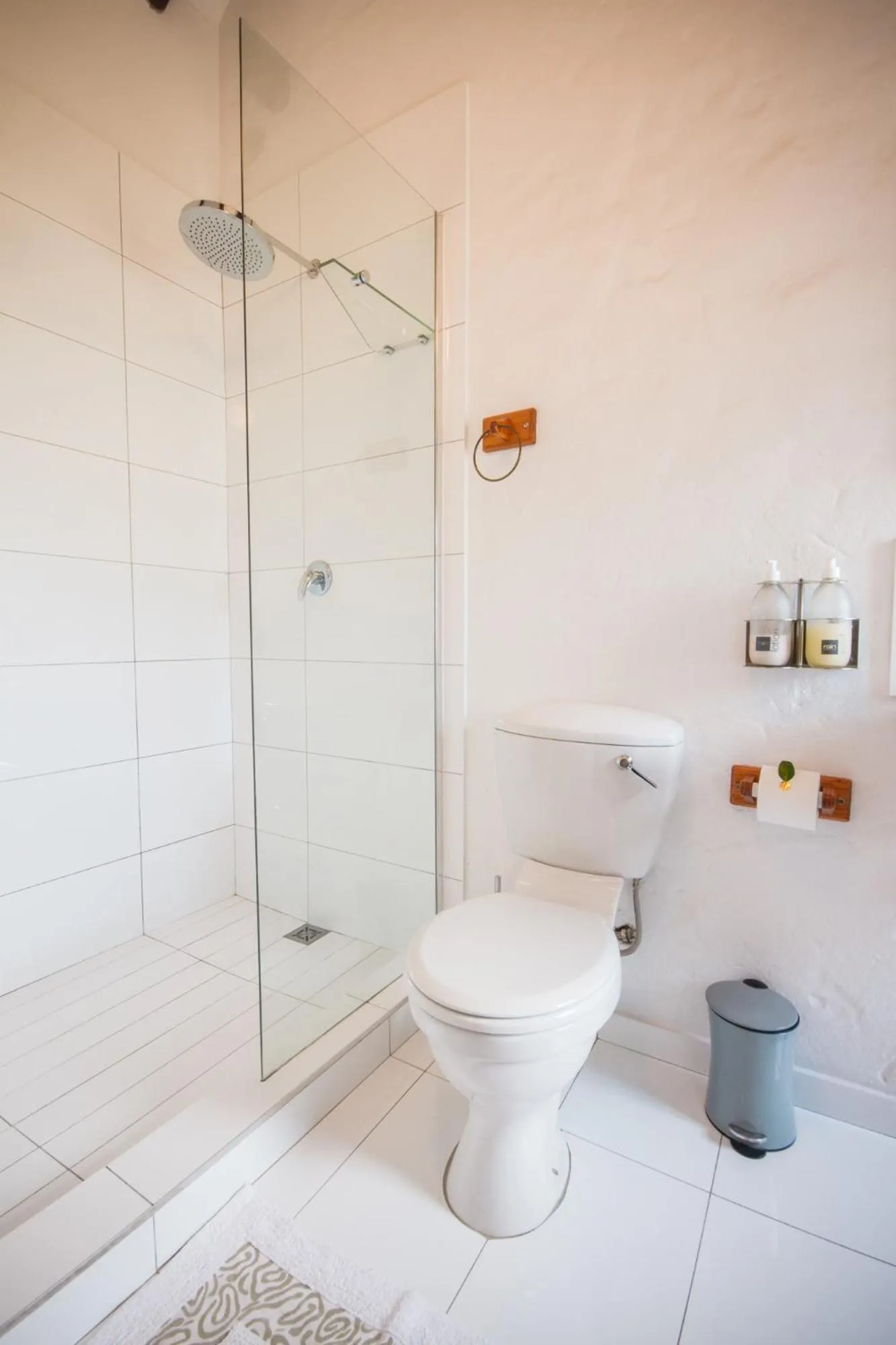 Shower in Cypress Cottage Guest House