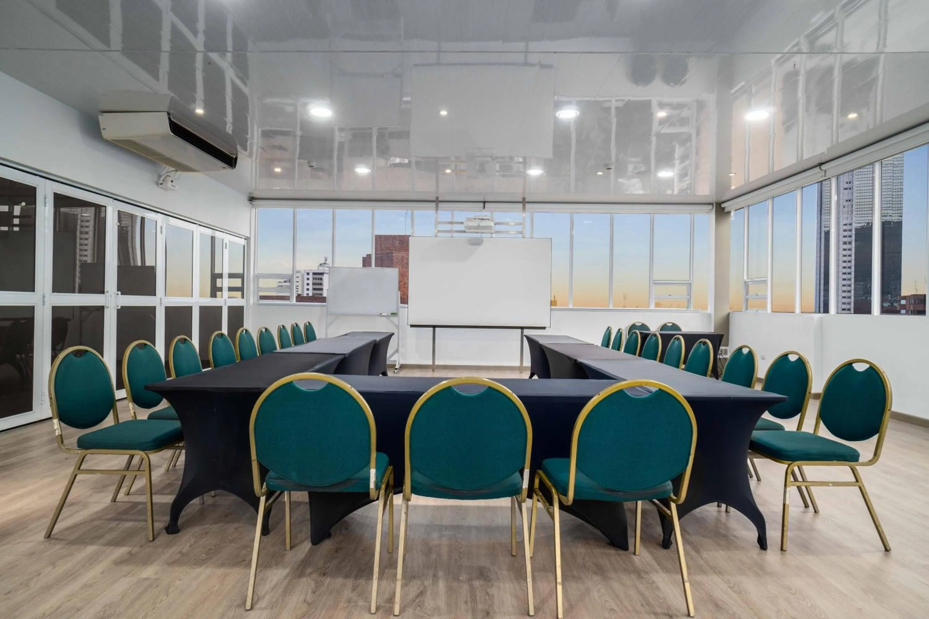 Meeting/conference room in Azor Hotel Cali Versalles