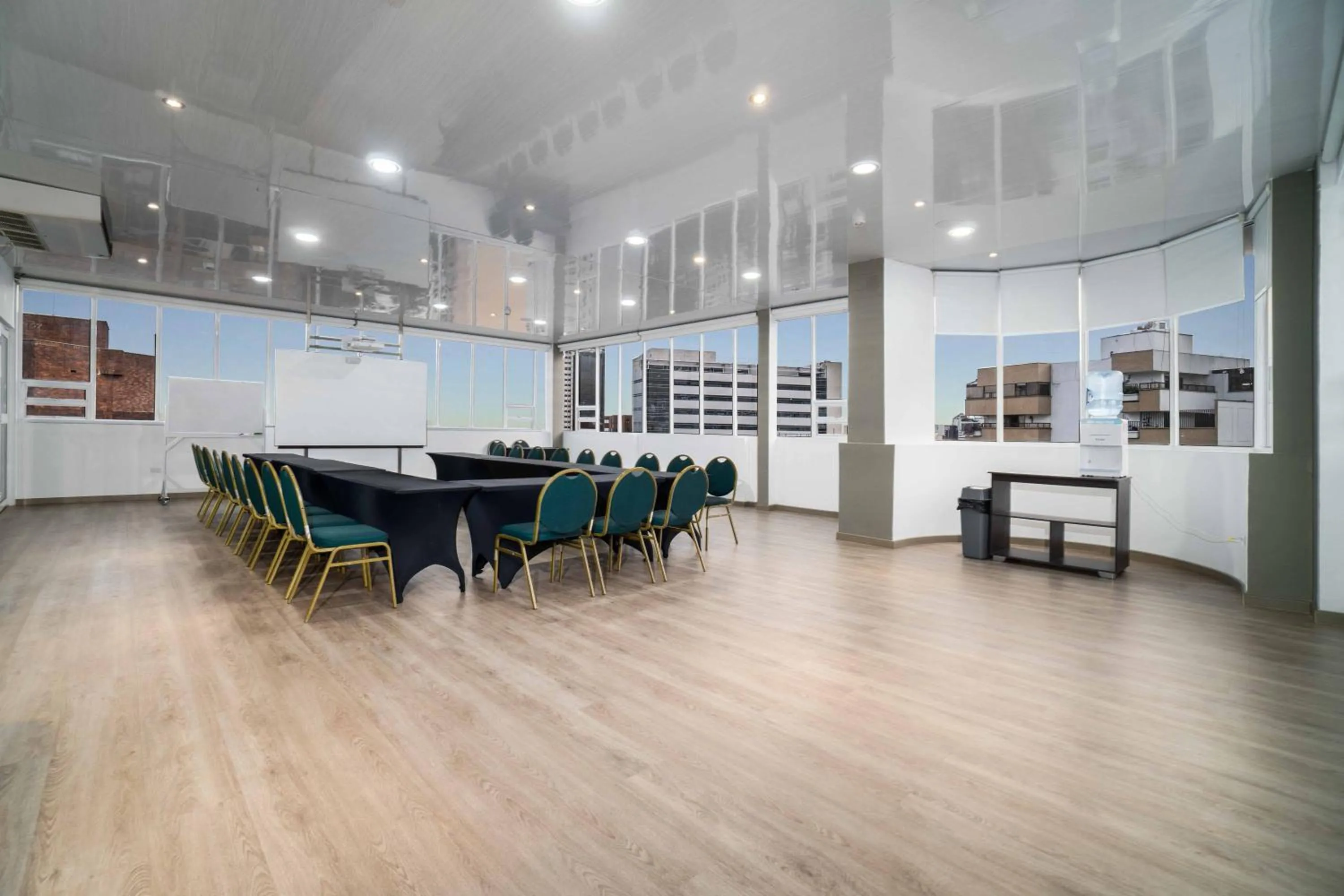 Meeting/conference room in Azor Hotel Cali Versalles