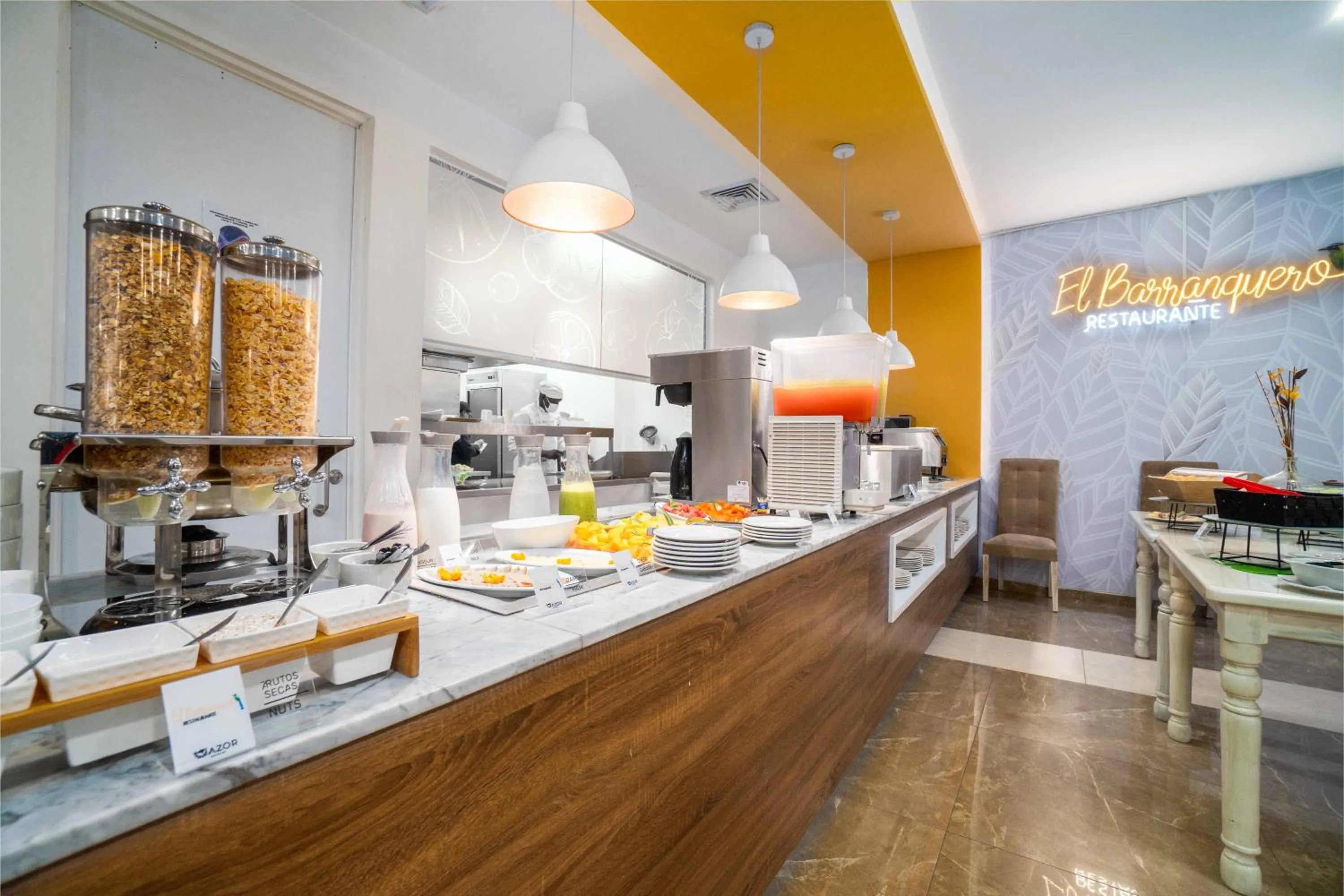 Restaurant/places to eat in Azor Hotel Cali Versalles