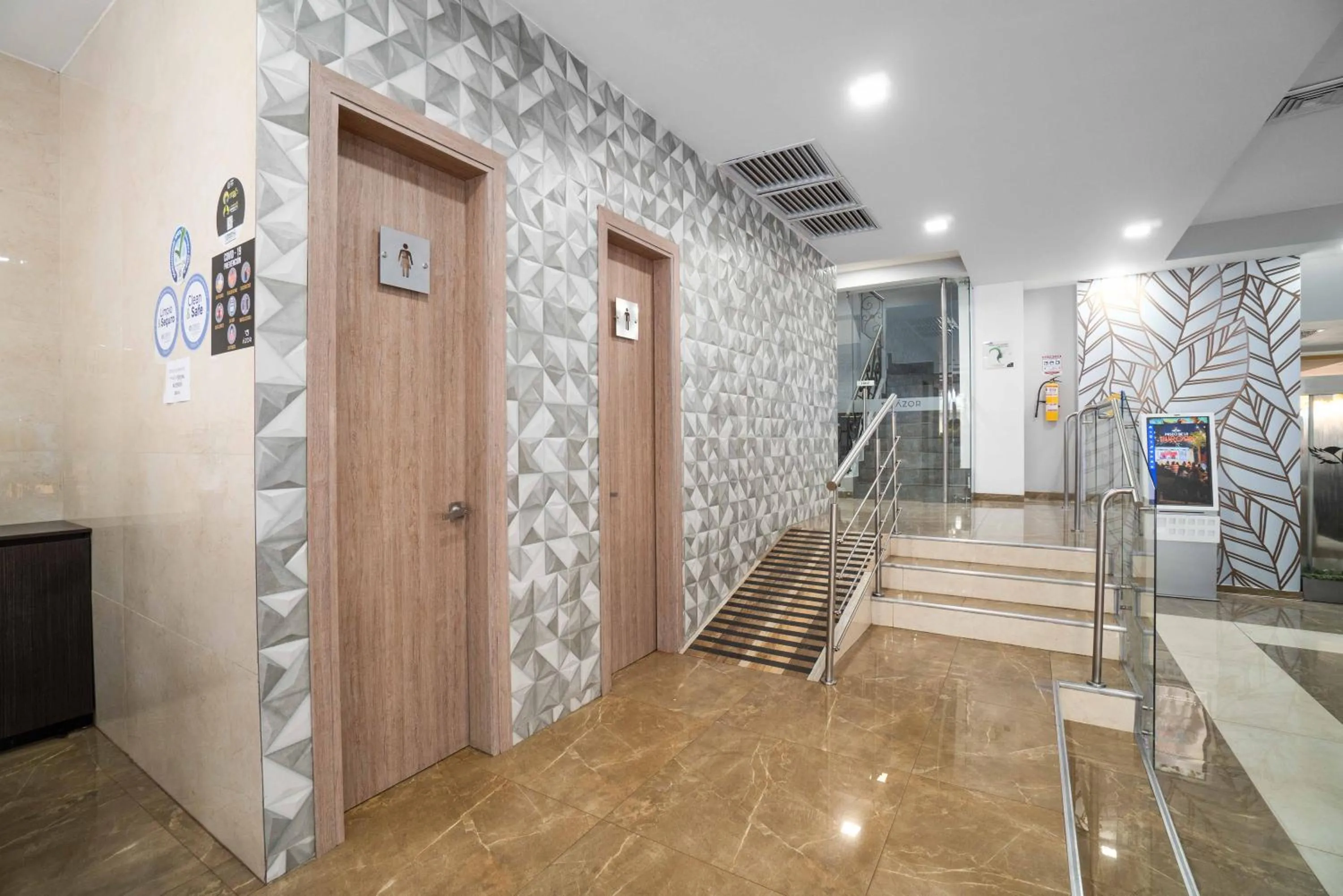 Public Bath in Azor Hotel Cali Versalles