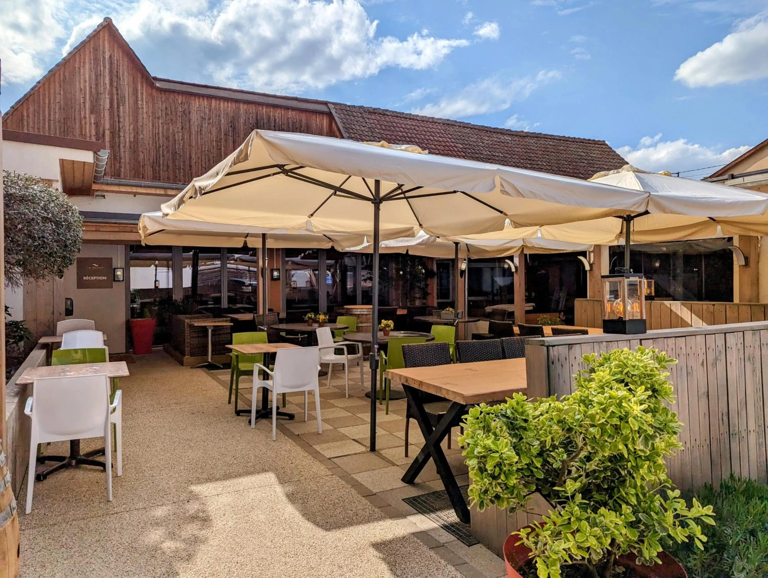 Property building in Hôtel Le Dormeur